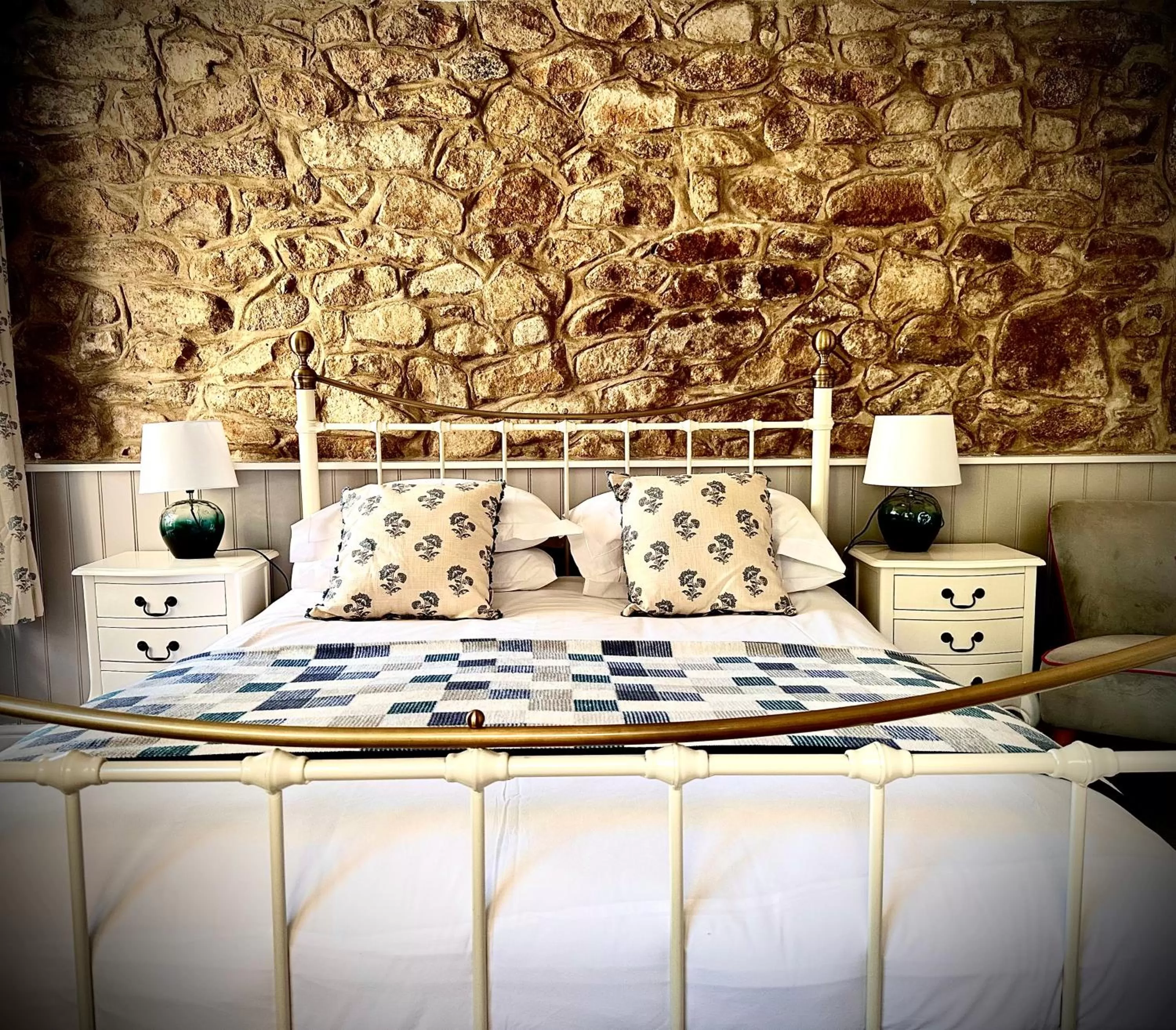 Bed in The White House at The Tinners Arms