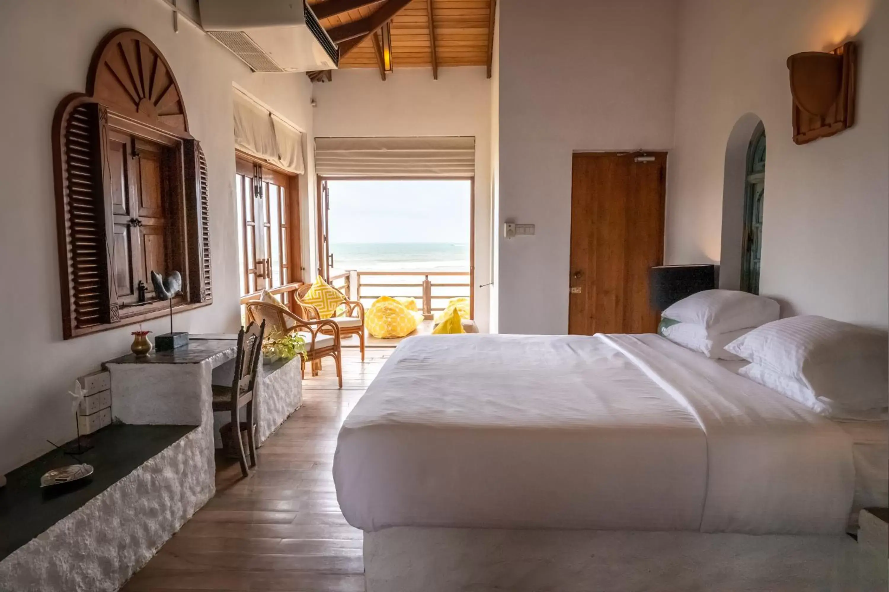 King Suite with Balcony - single occupancy in Sānti Beach House with pool & beach King Suite with Balcony - single occupancy in Sānti Beach House with pool & beach