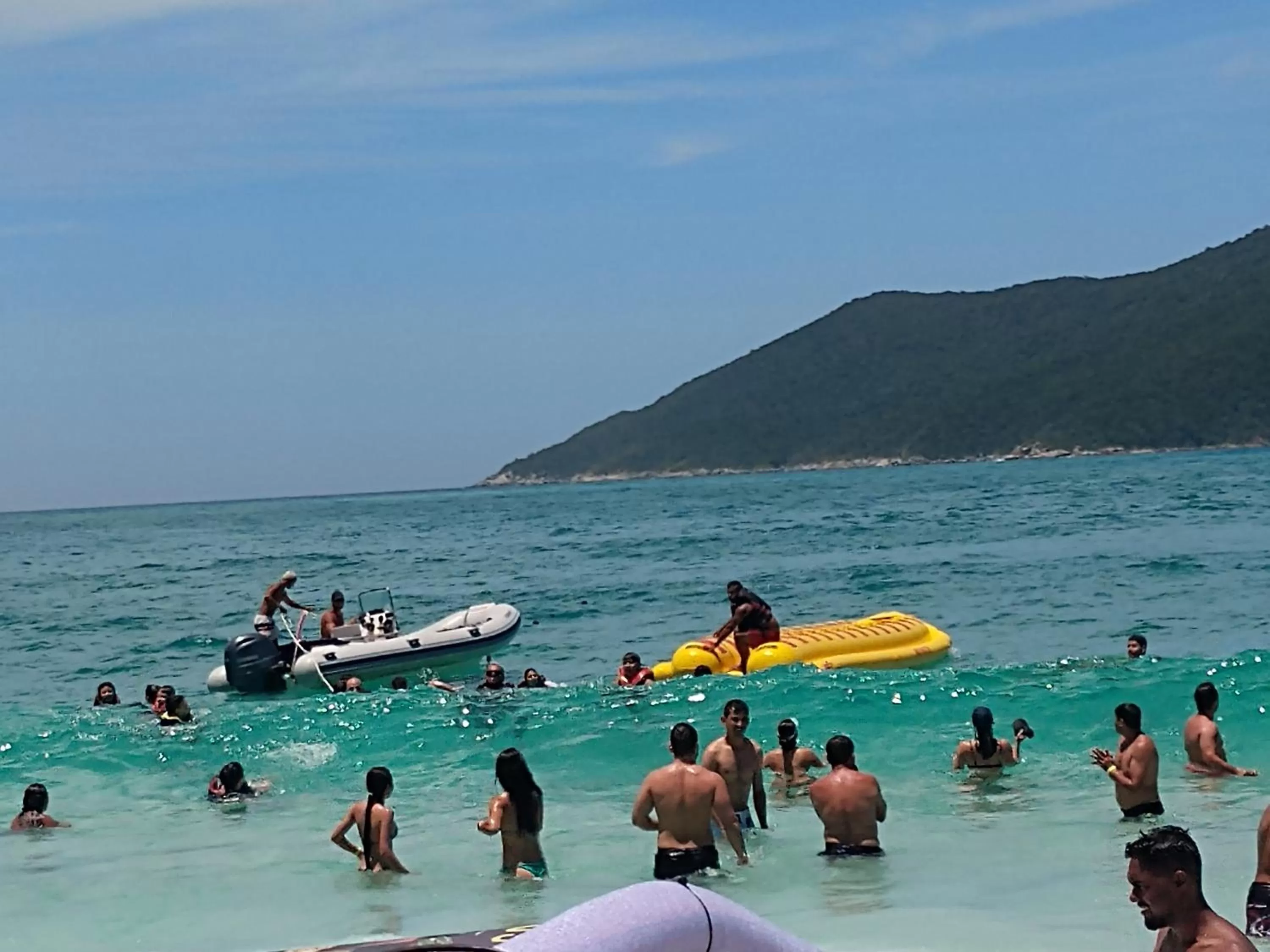 People in Apartamento no Golden Lake - pé na areia, agua de côco e cervejinha