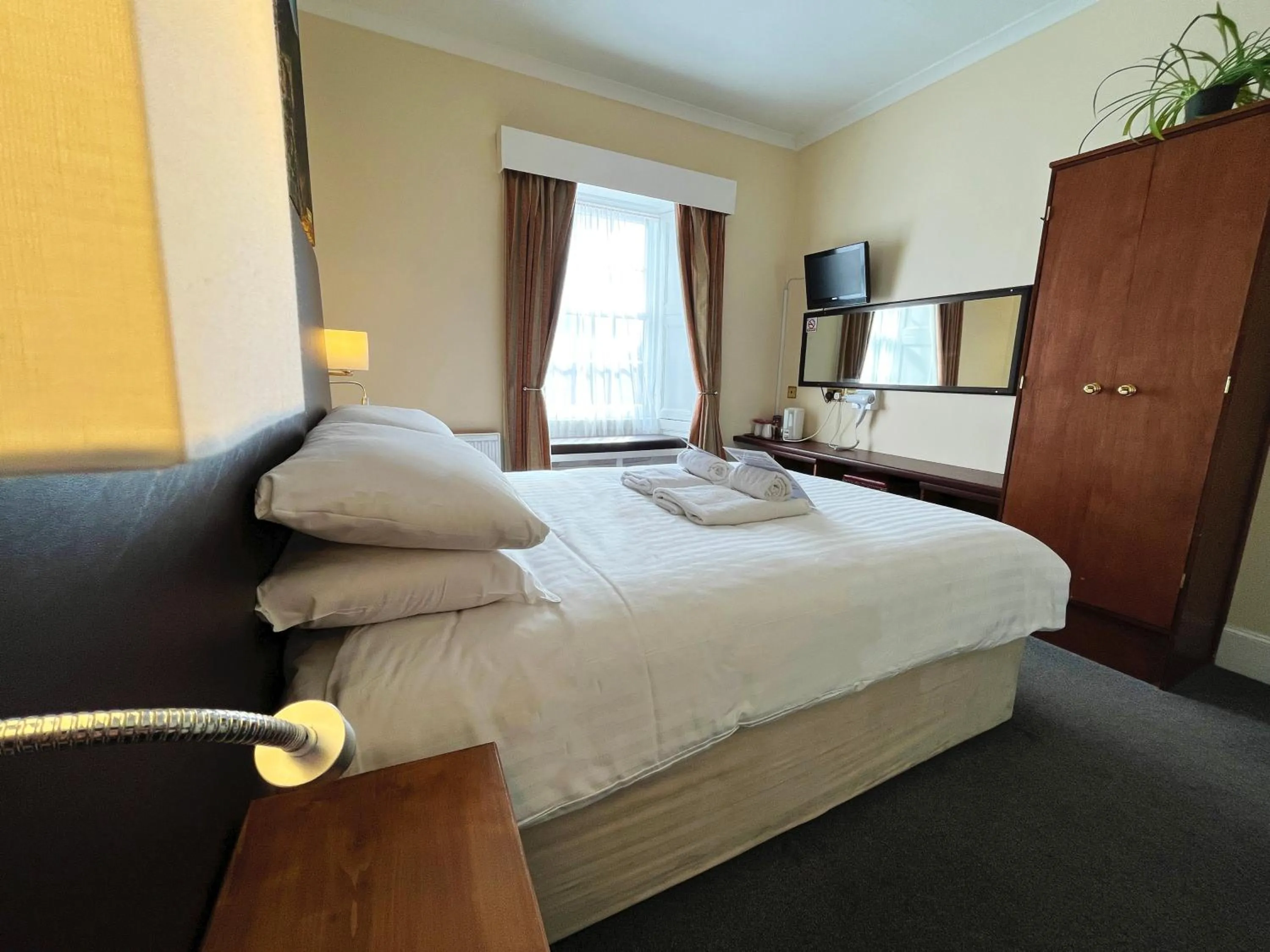 Bedroom, Bed in Buccleuch Arms Hotel