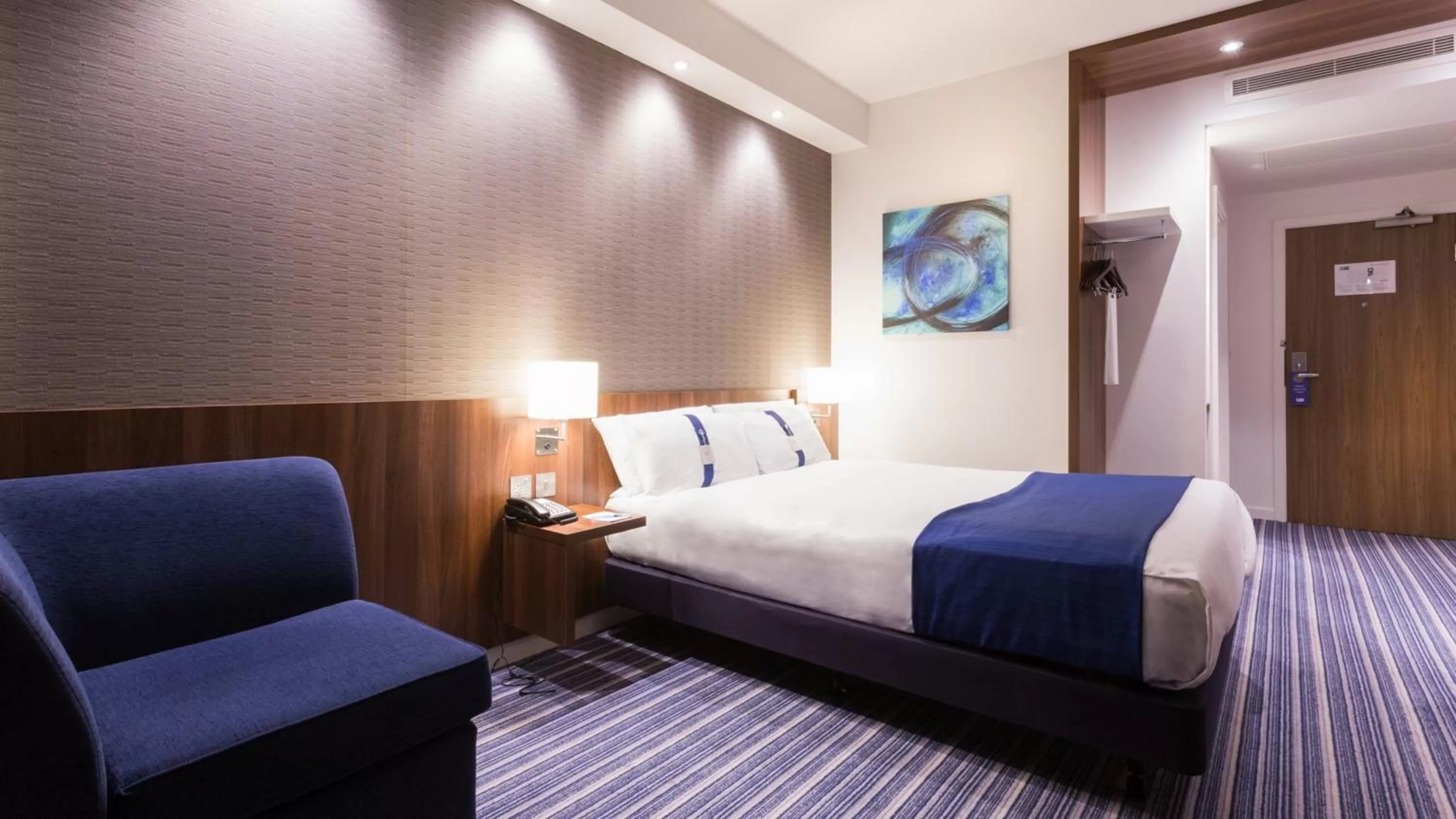 Photo of the whole room, Bed in Holiday Inn Express Wakefield by IHG