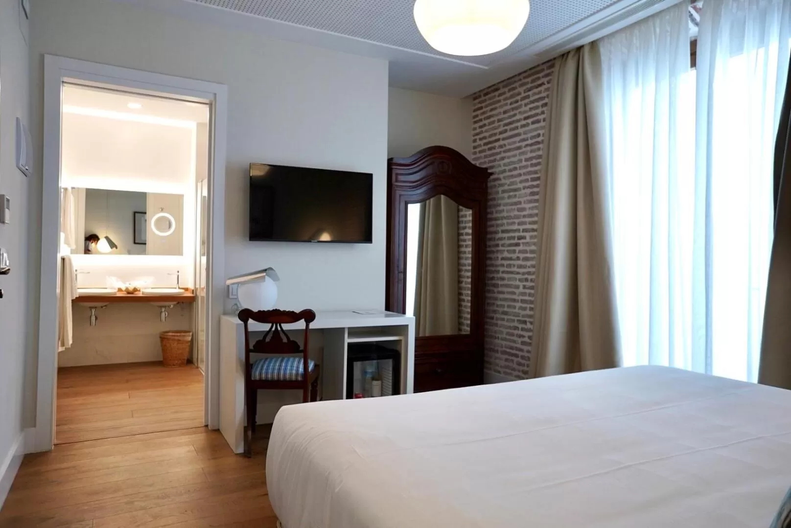 Photo of the whole room, Bed in Hotel Amadeus Sevilla