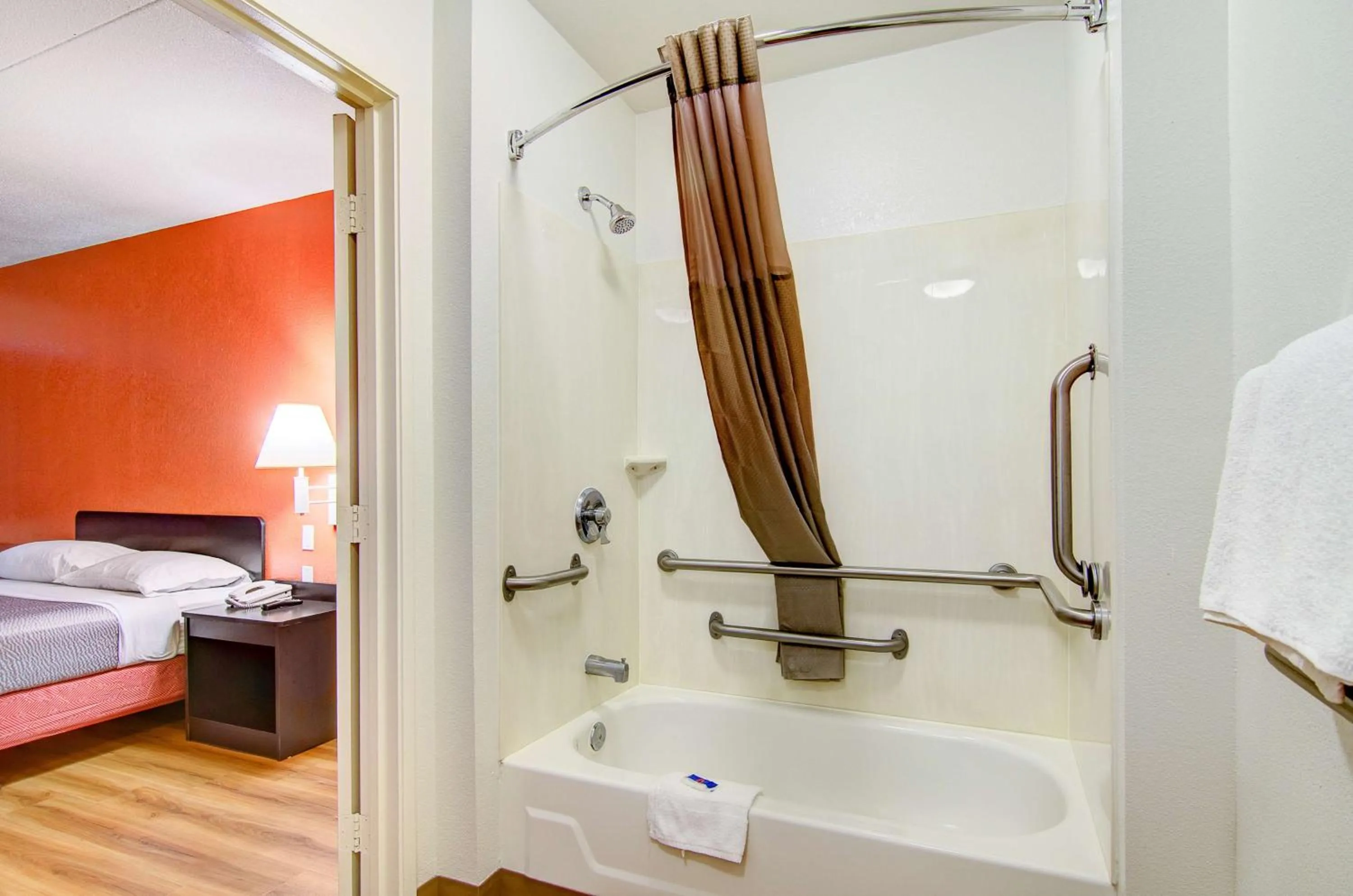 Bathroom, Bed in Motel 6-Springfield, MO - North