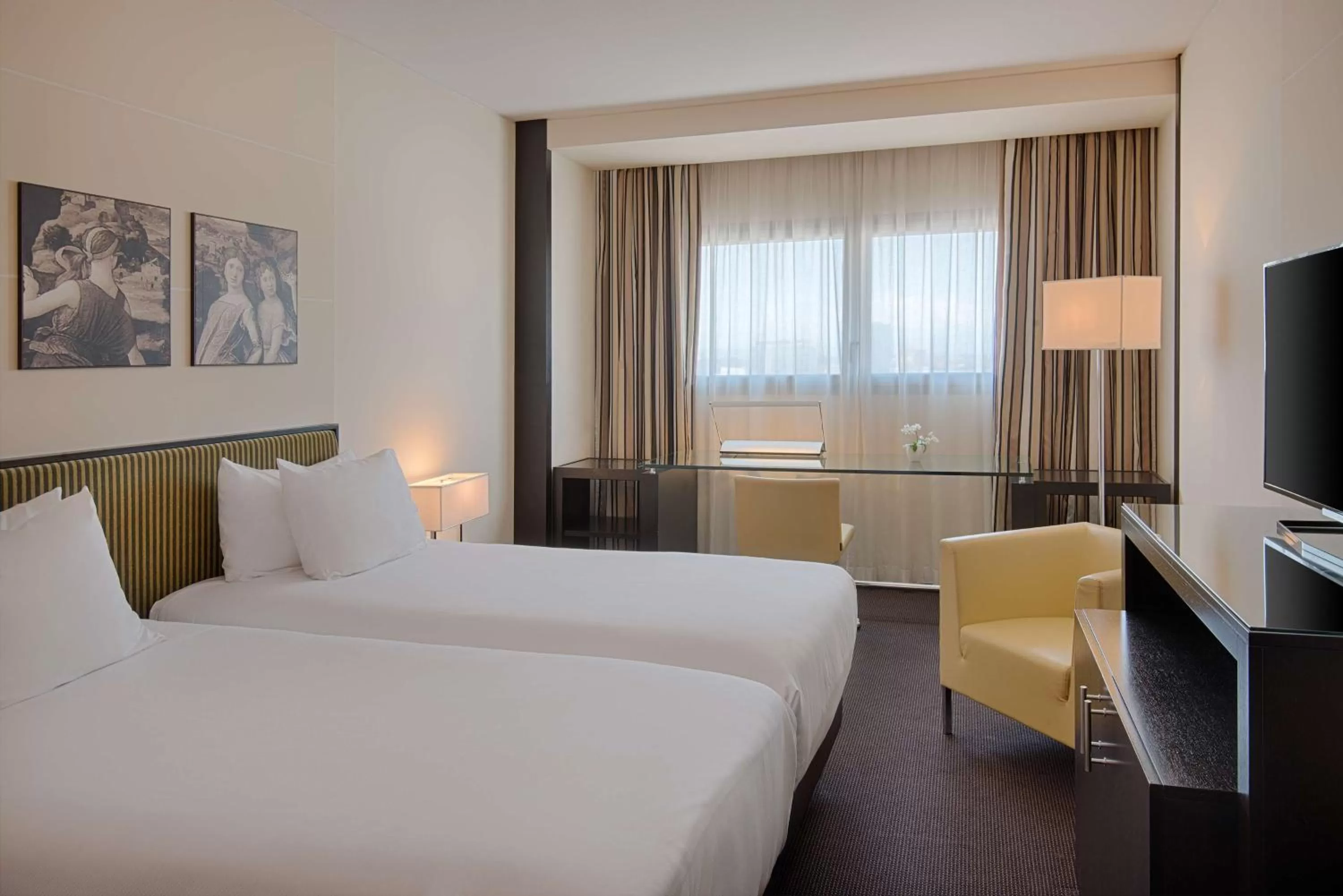 Photo of the whole room, Bed in Savhotel Mantegna Padova