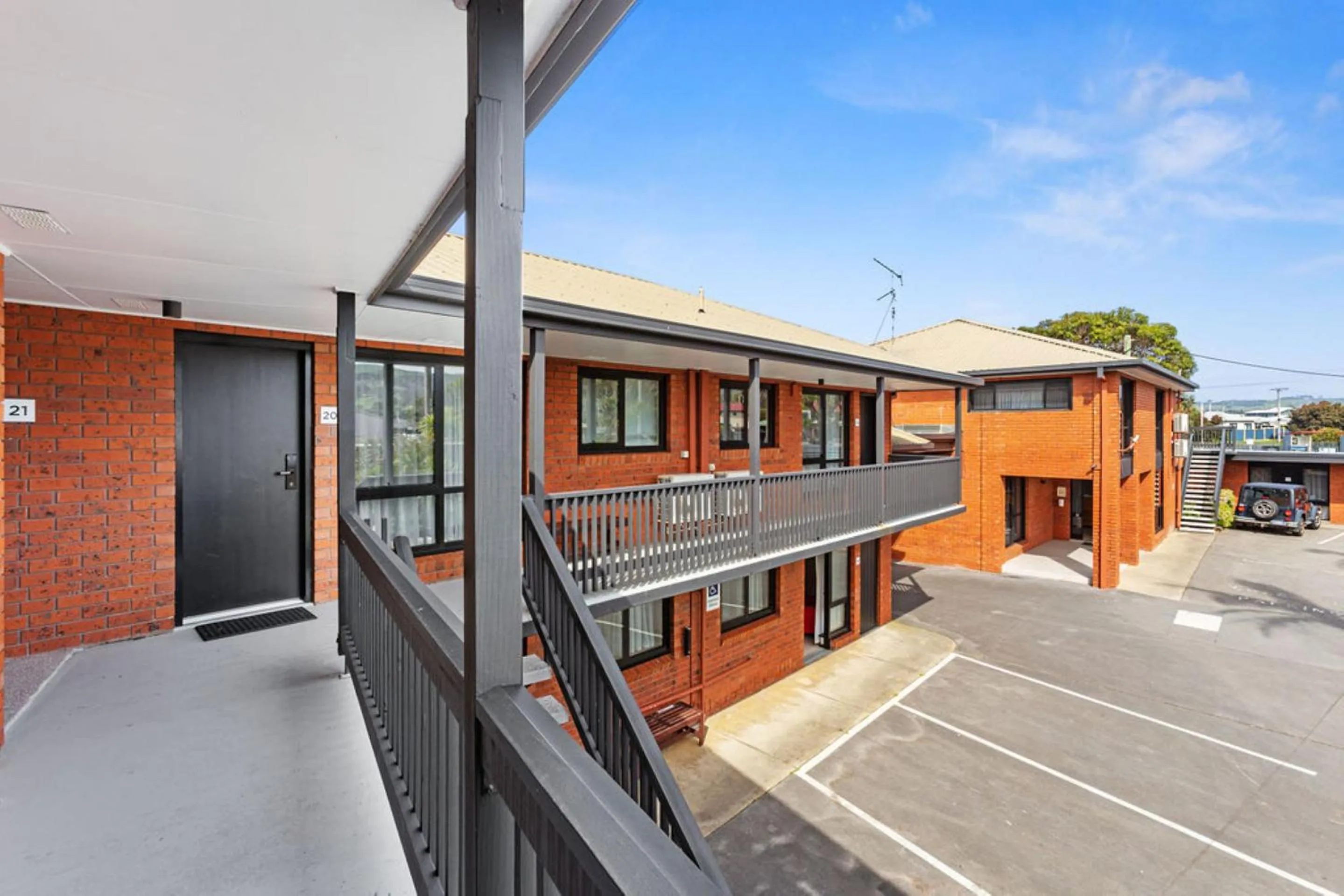 Property building, Balcony/Terrace in Best Western Apollo Bay Motel