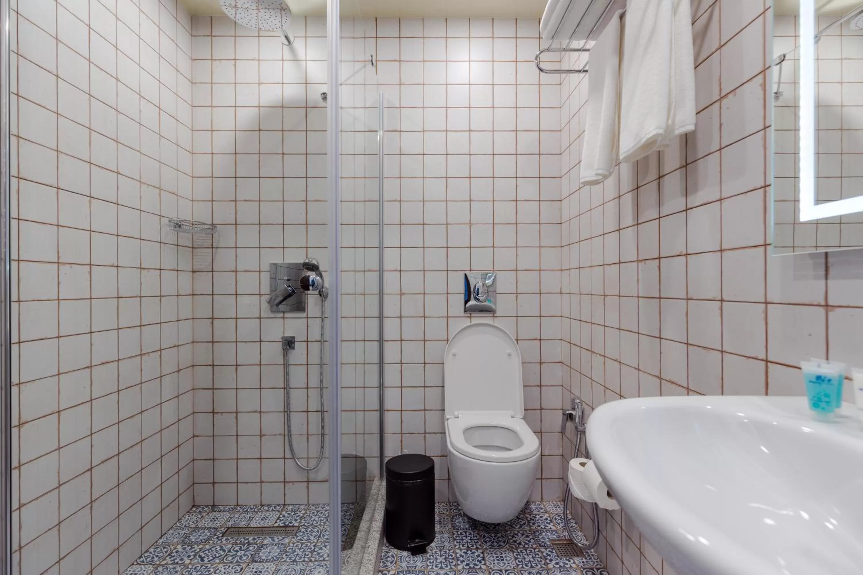 Shower, Bathroom in HOTEL BLOOM