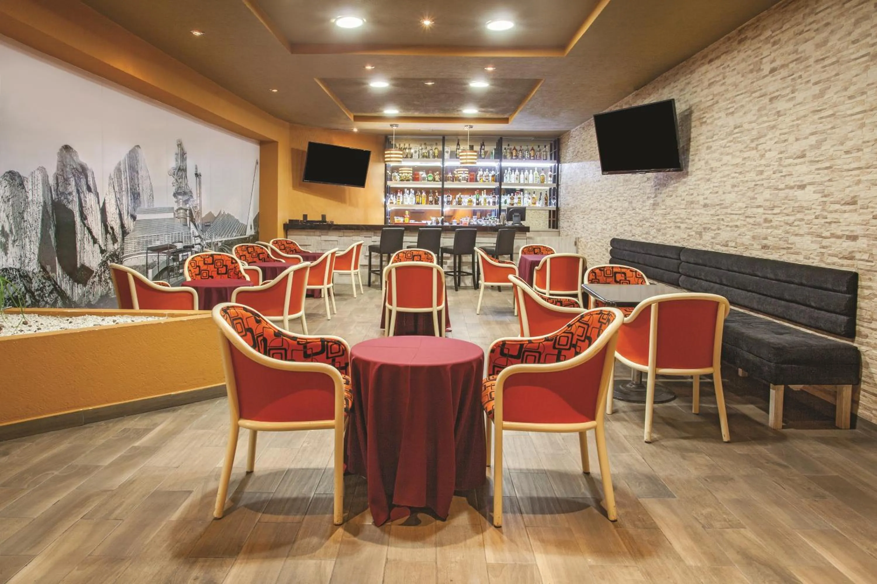 Restaurant/places to eat in CHN Hotel Monterrey Norte, Trademark Collection by Wyndham