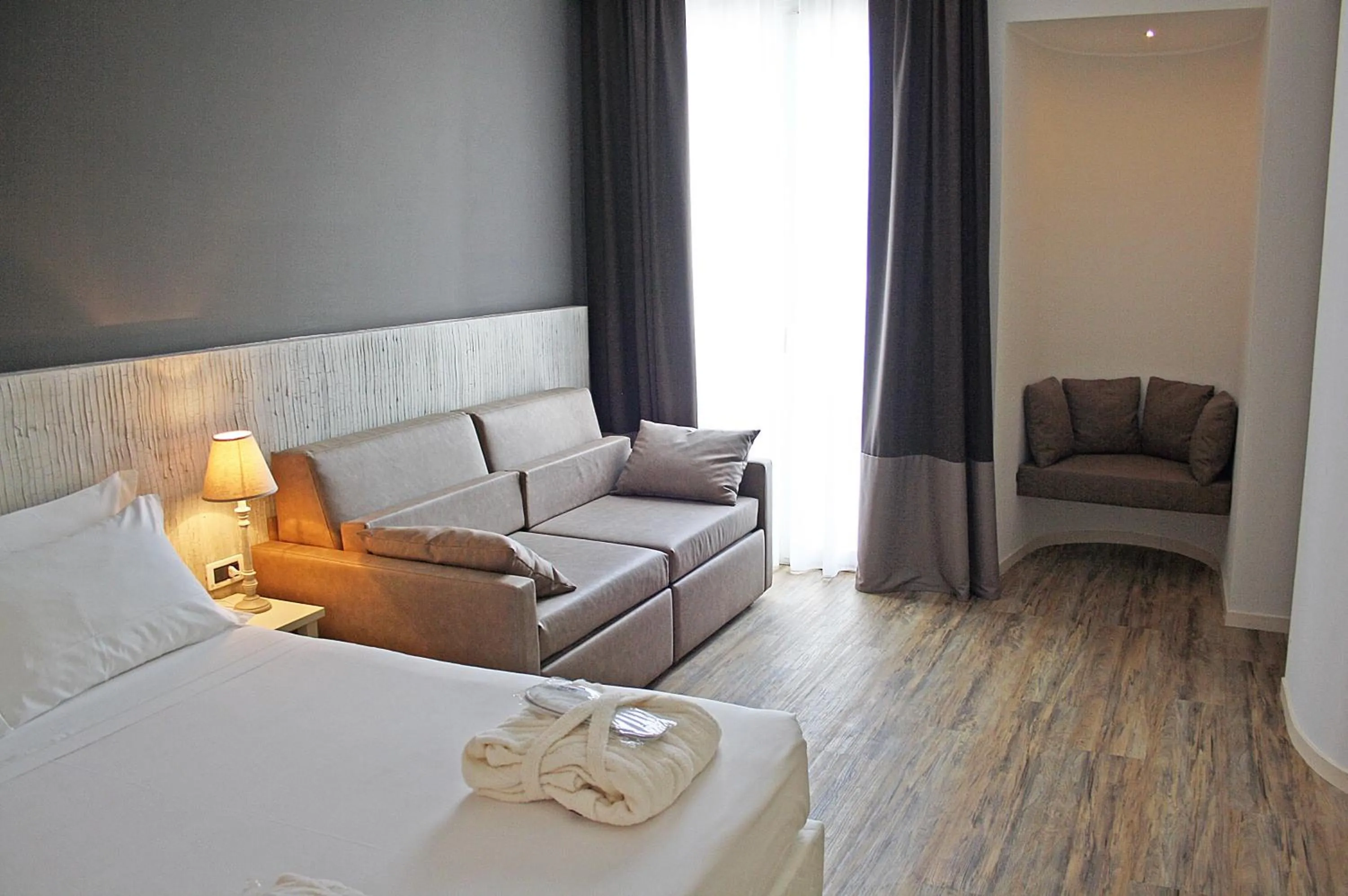 Seating area, Bed in Hotel Universal