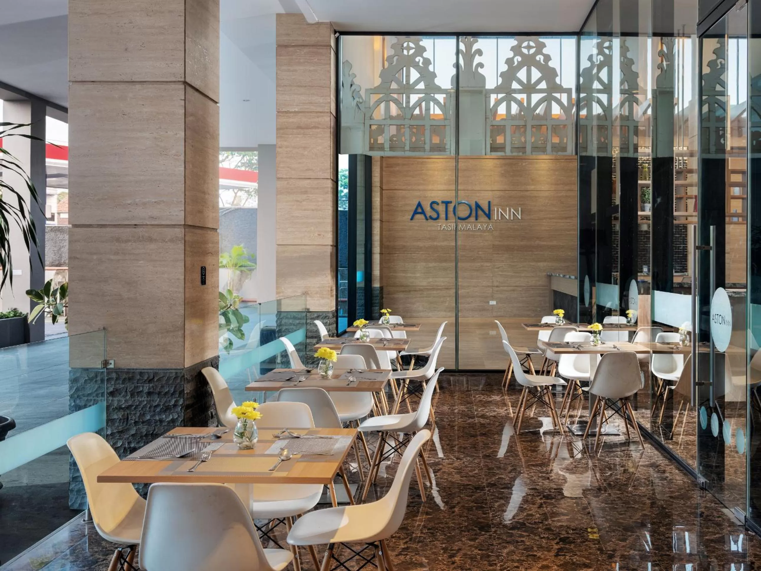 Restaurant/Places to Eat in favehotel Tasikmalaya