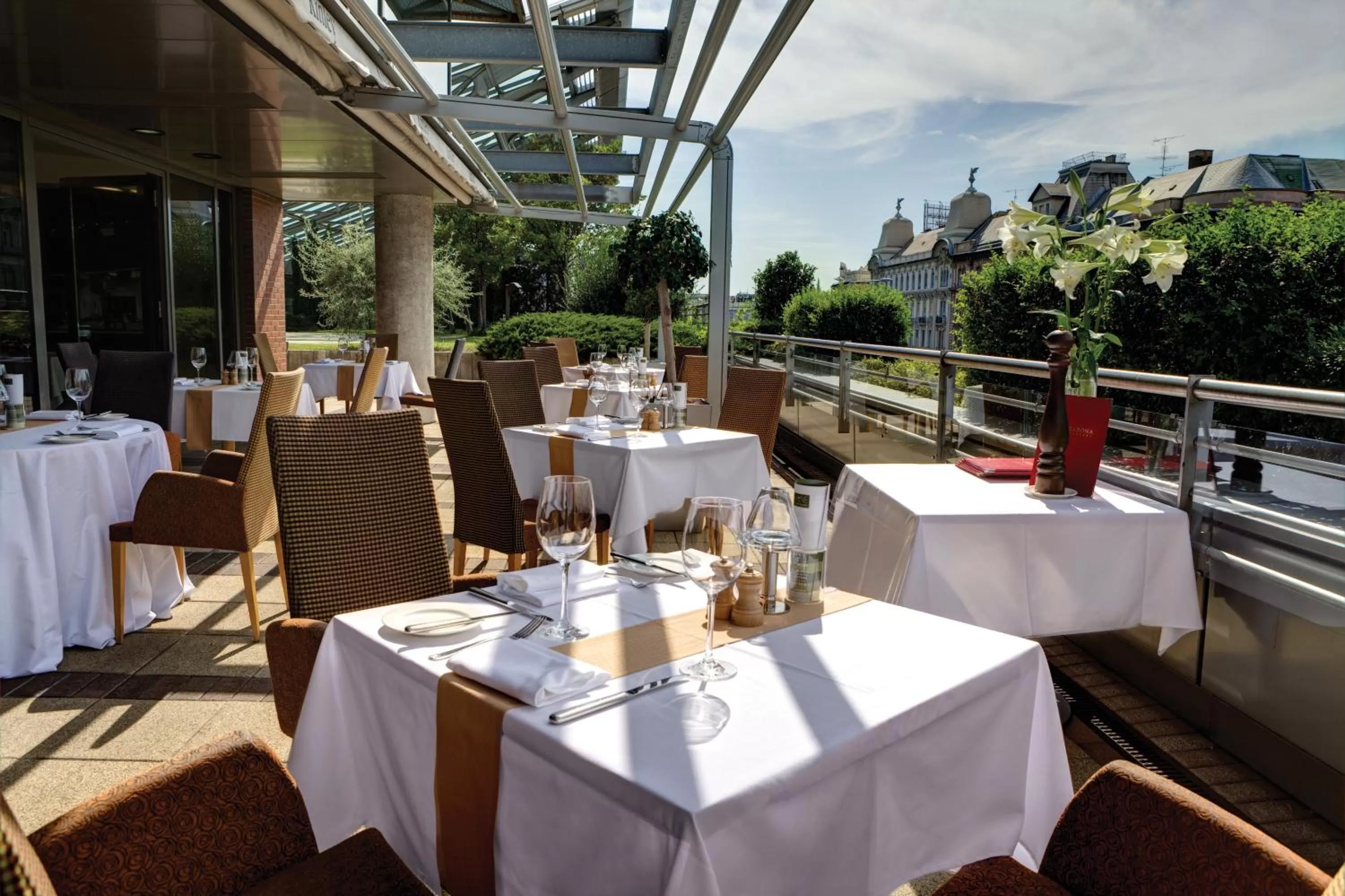 Restaurant/places to eat in Crowne Plaza Budapest by IHG