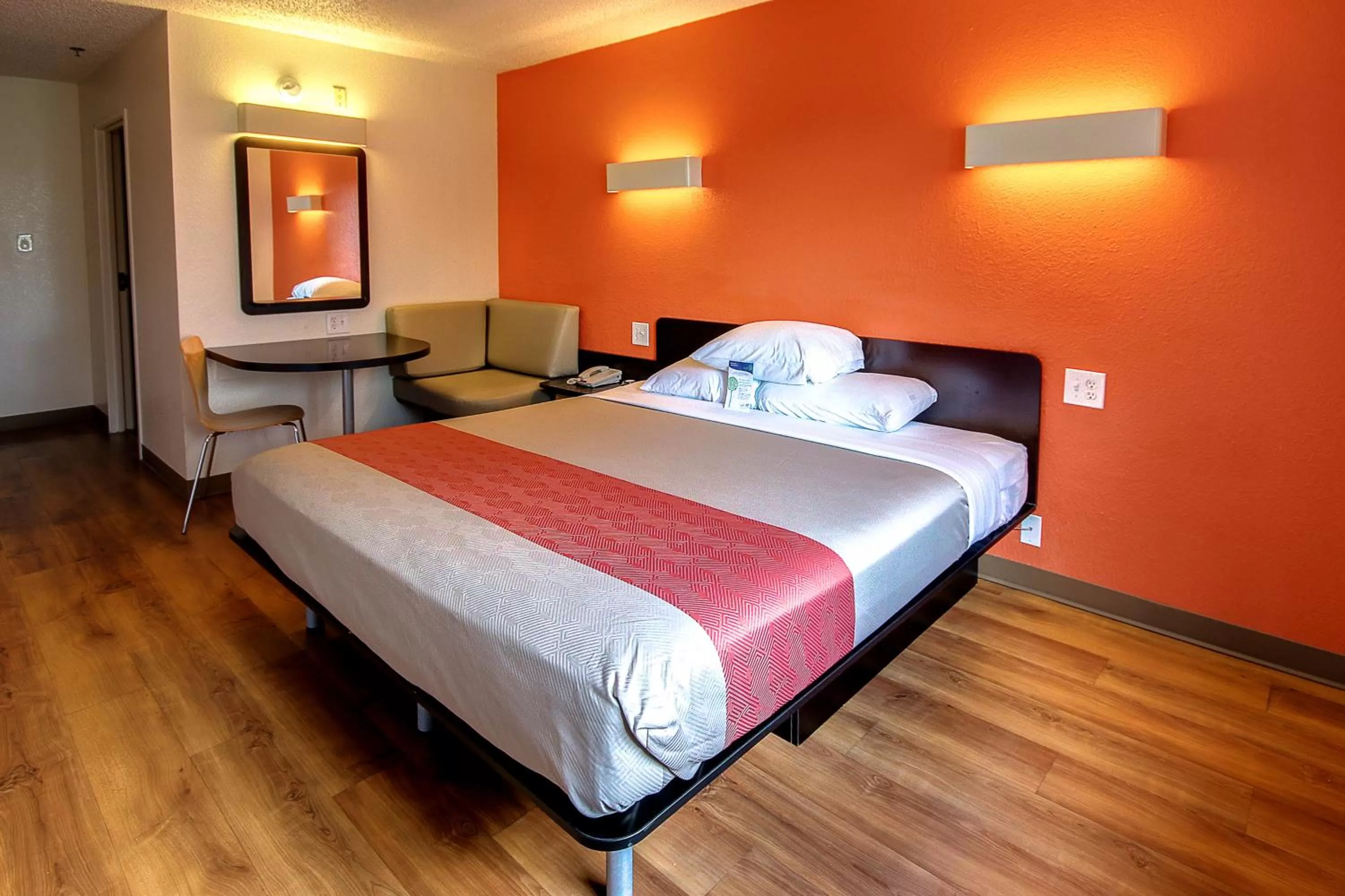 Bedroom, Bed in Motel 6 King Of Prussia PA