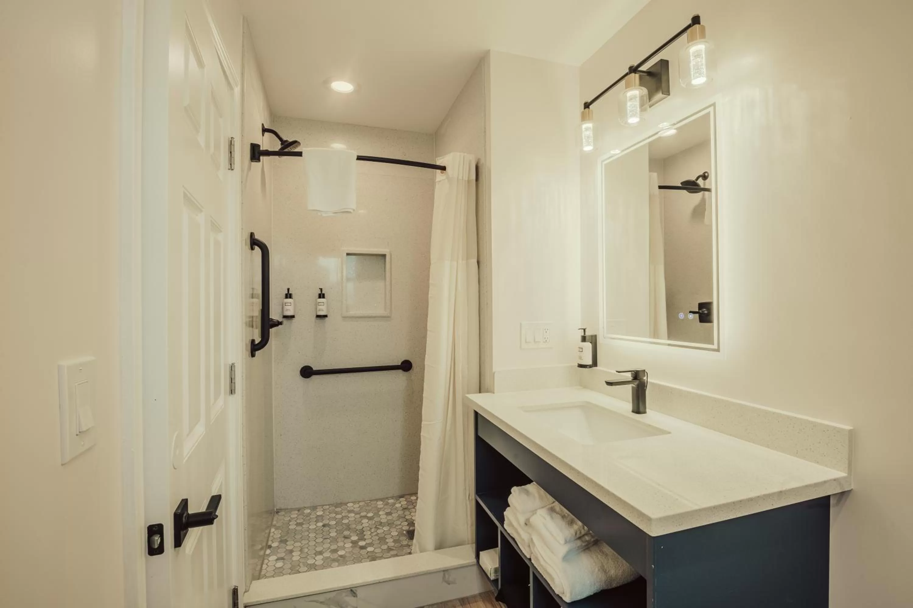 Shower in Blufftop Inn & Suites - Wharf/Restaurant District