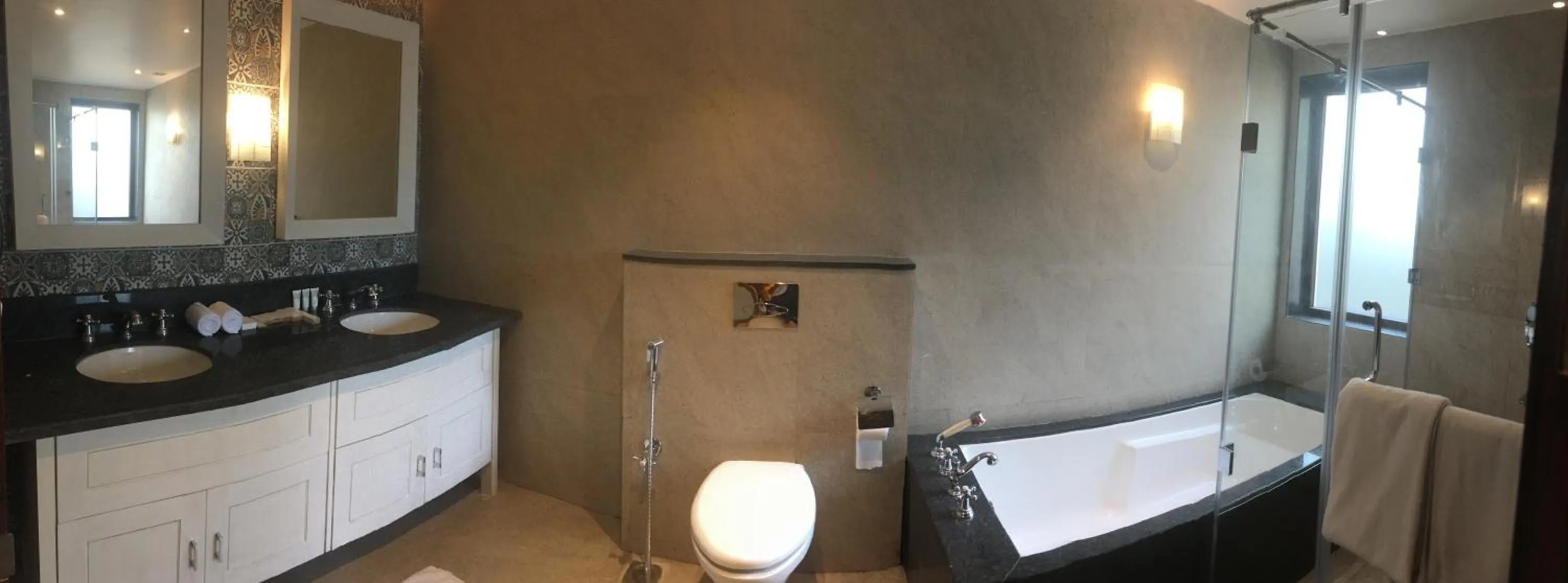 Bathroom, Bed in The Ivy Anjuna