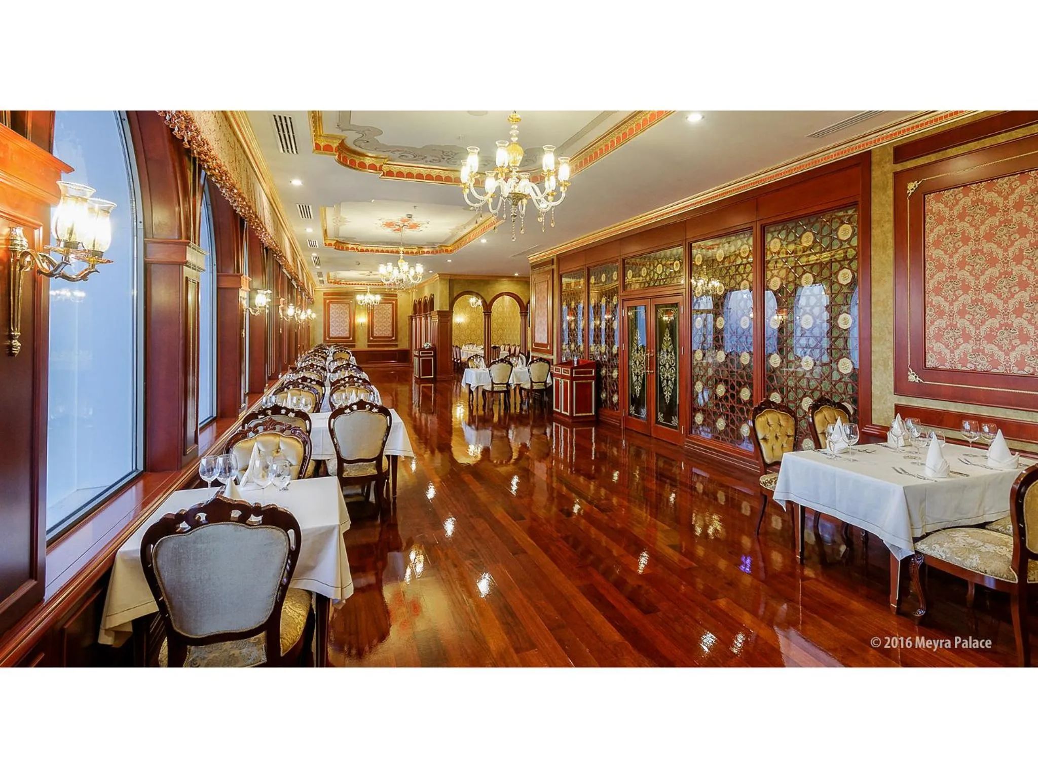 Restaurant/places to eat in Meyra Palace