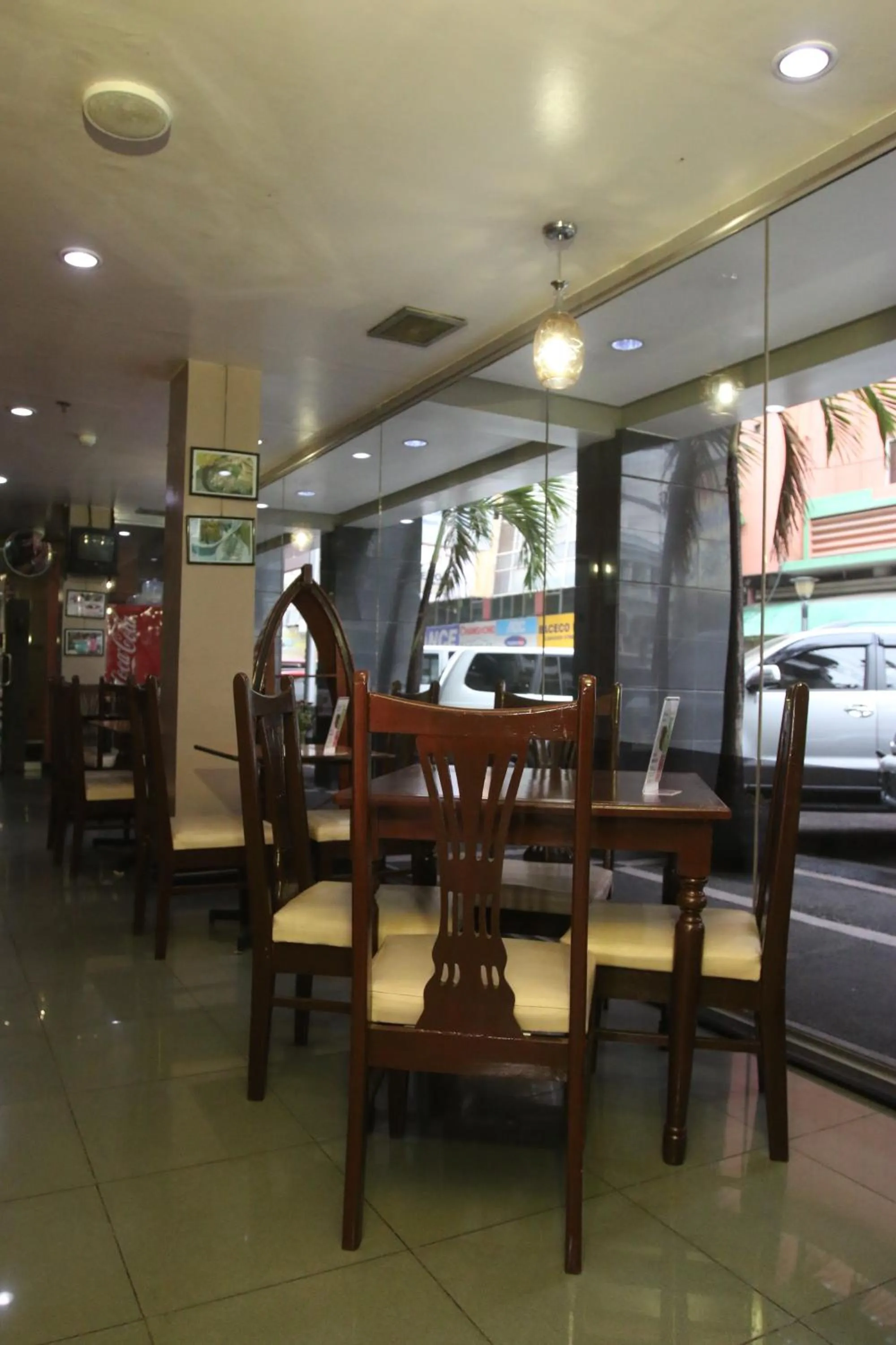 Restaurant/places to eat in Harbor Town Hotel