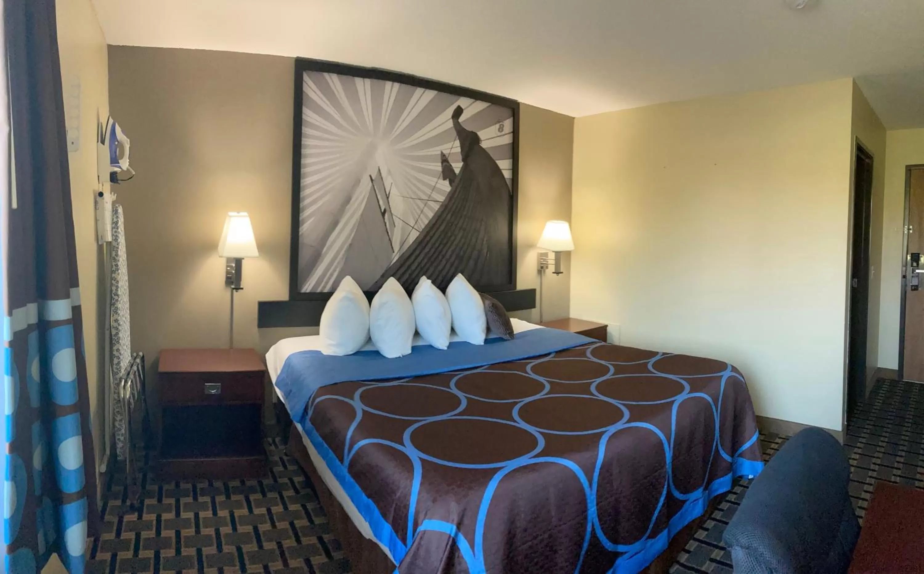 Bed in Super 8 by Wyndham Chisago City