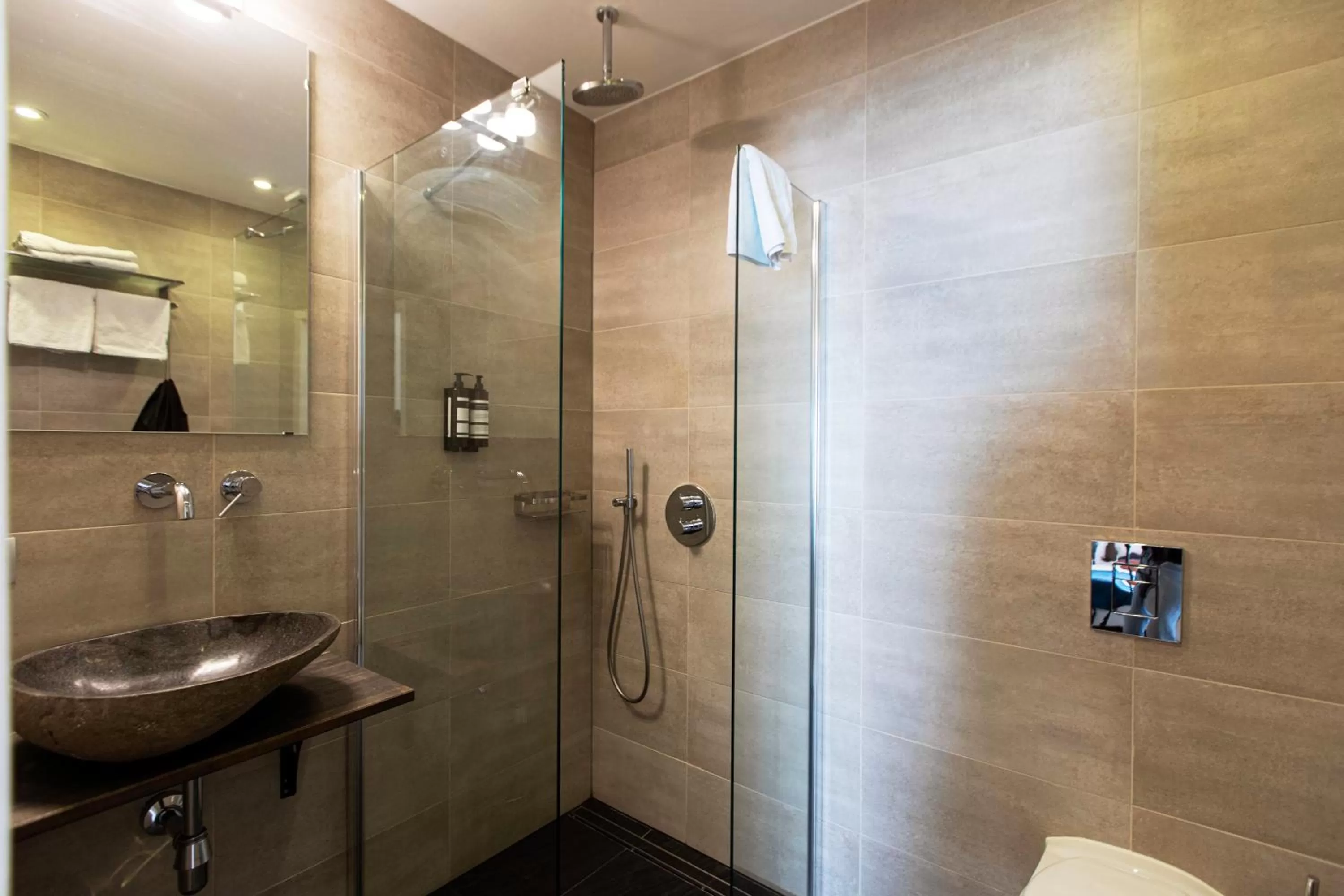 Shower in Quentin England Hotel