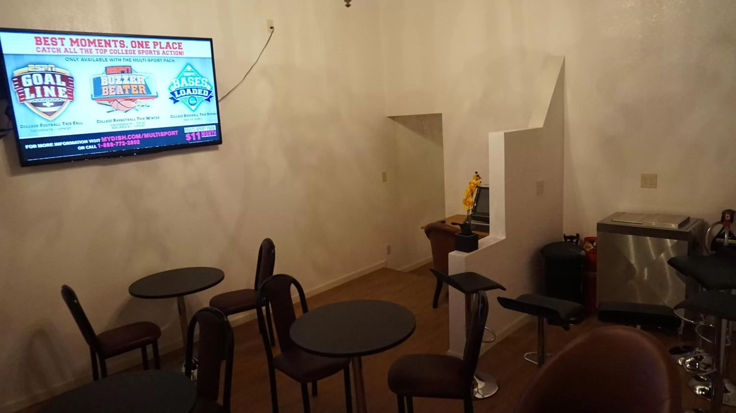 Communal lounge/ TV room in Eagle Crater Lake Inn