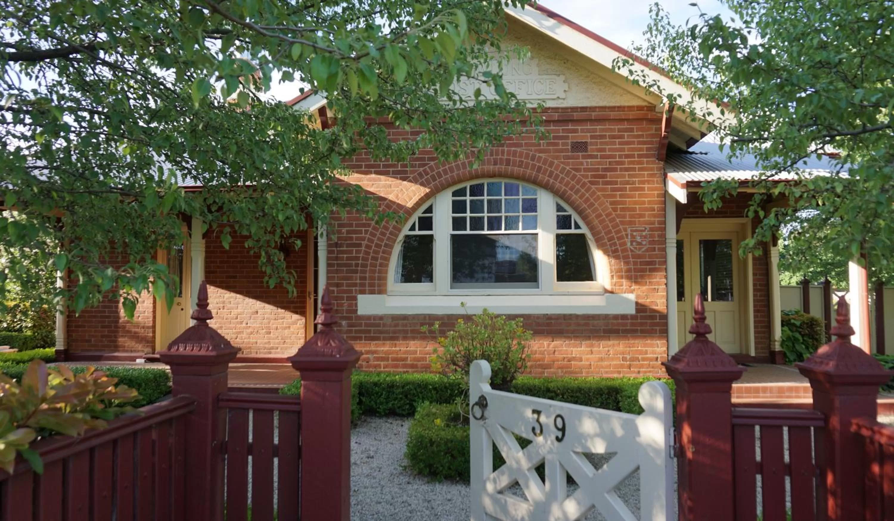 Facade/entrance, Property Building in Howlong Old Post Office Luxury Suite