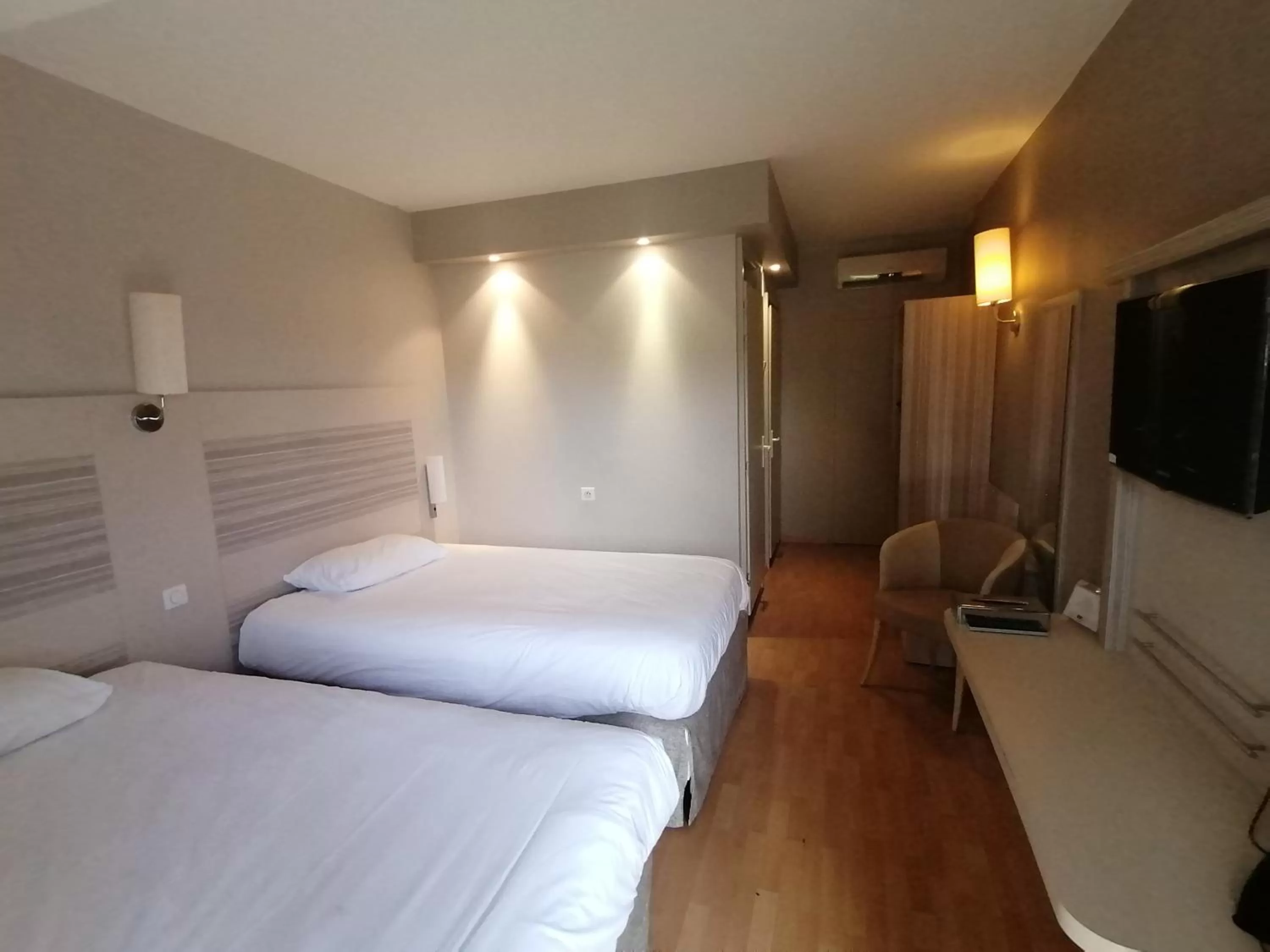 TV and multimedia, Bed in Kyriad Toulouse Sud - Roques