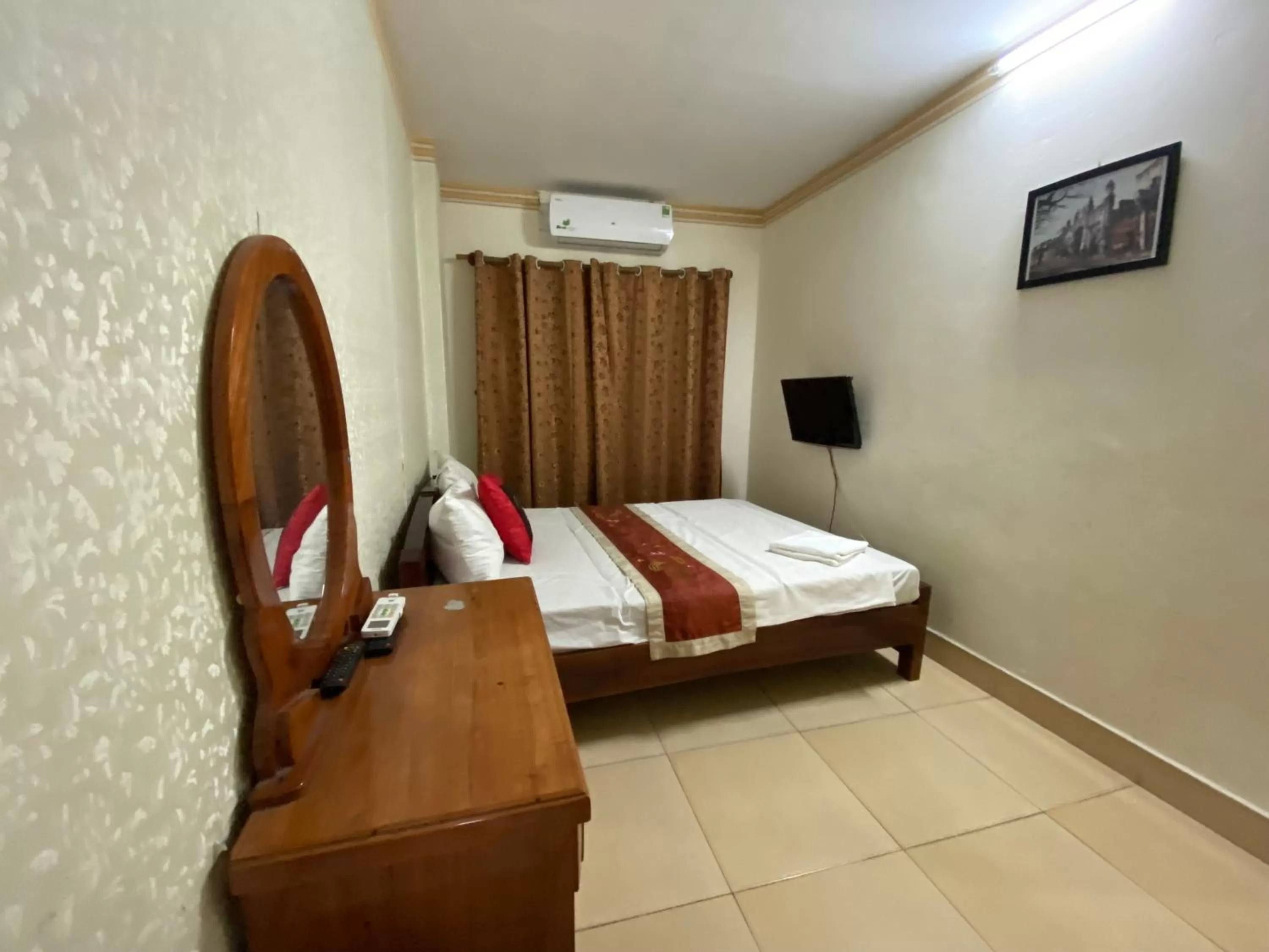 Communal lounge/ TV room, Bed in Sophie hotel