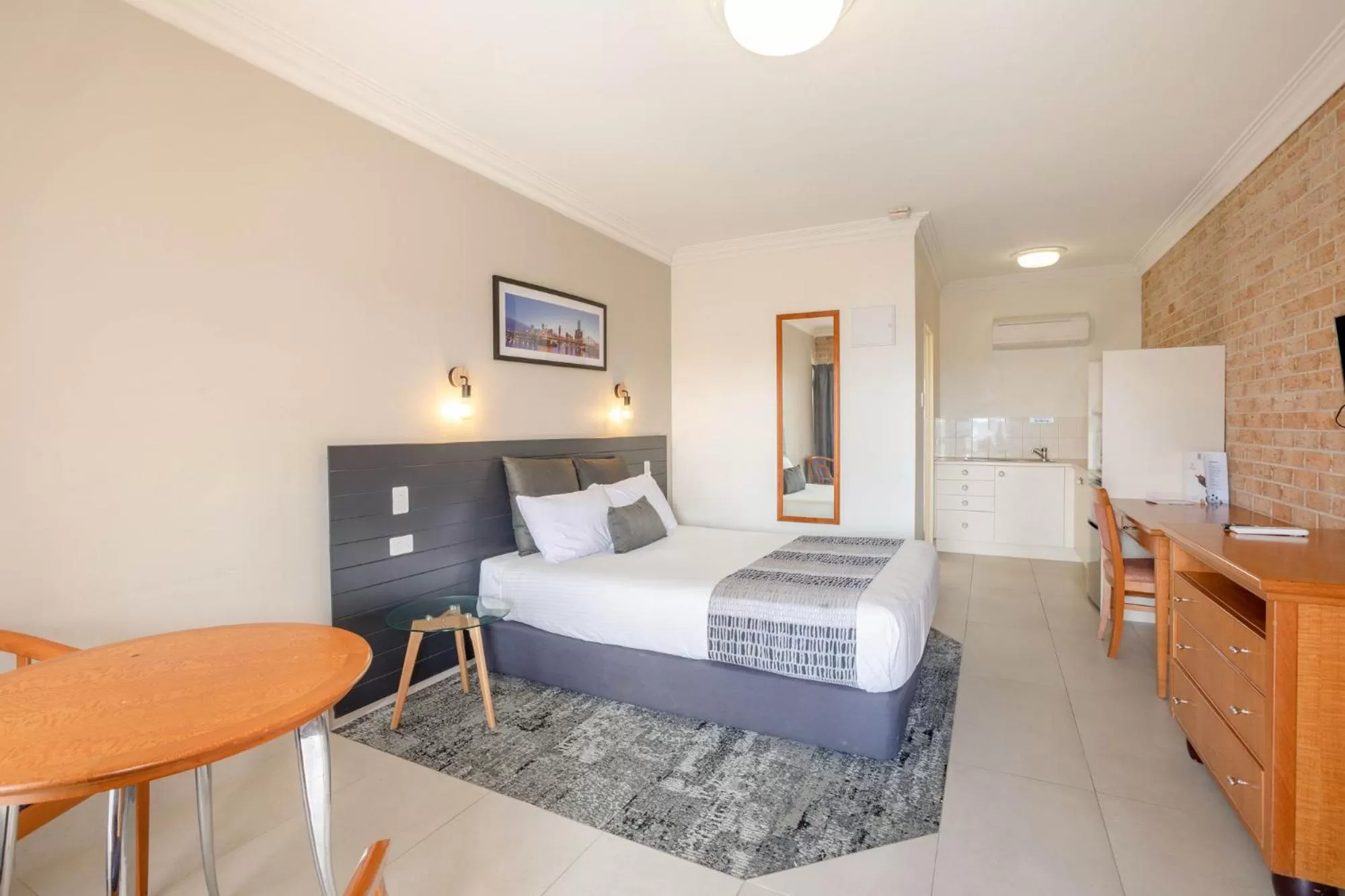 Bedroom, Bed in Coopers Colonial Motel