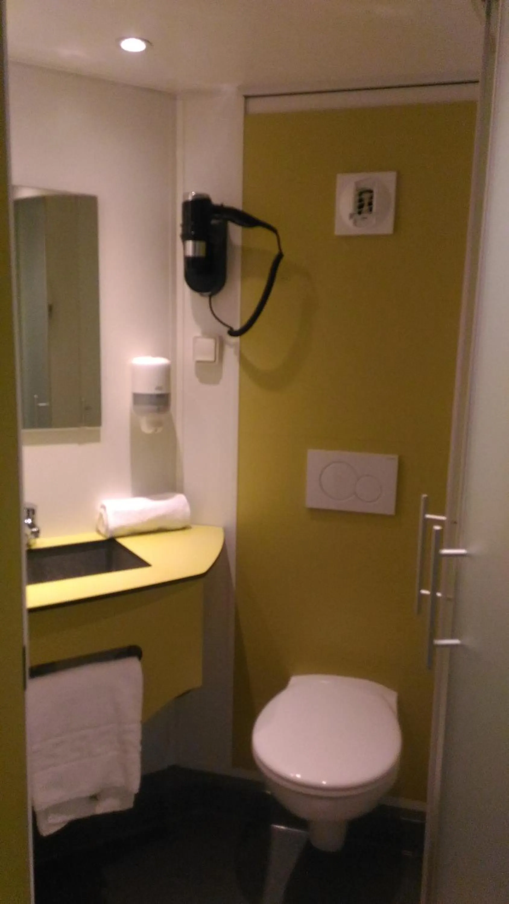 Bathroom in initial by balladins Bordeaux / Eysines