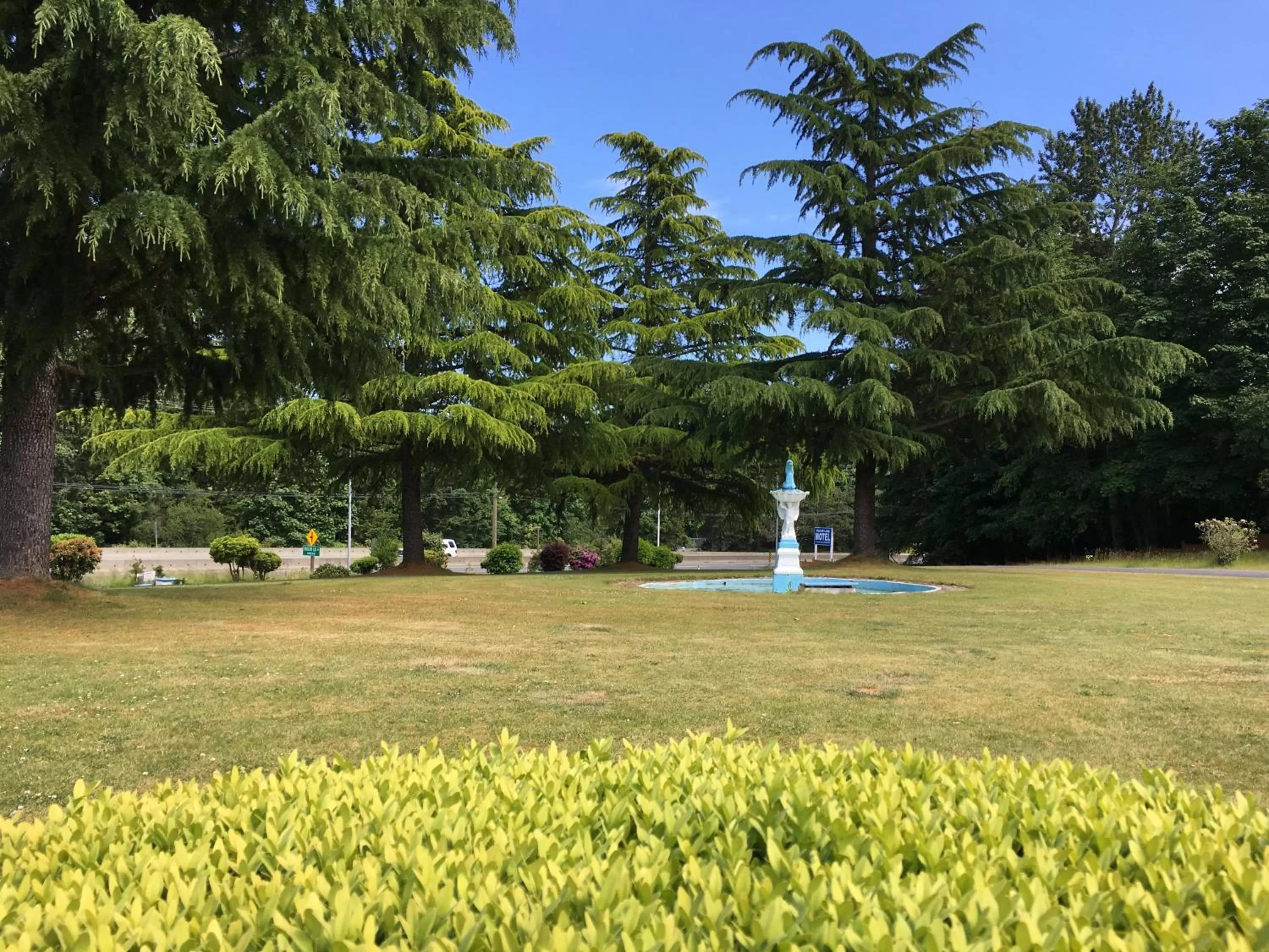 Children play ground in Fuller Lake Chemainus Motel