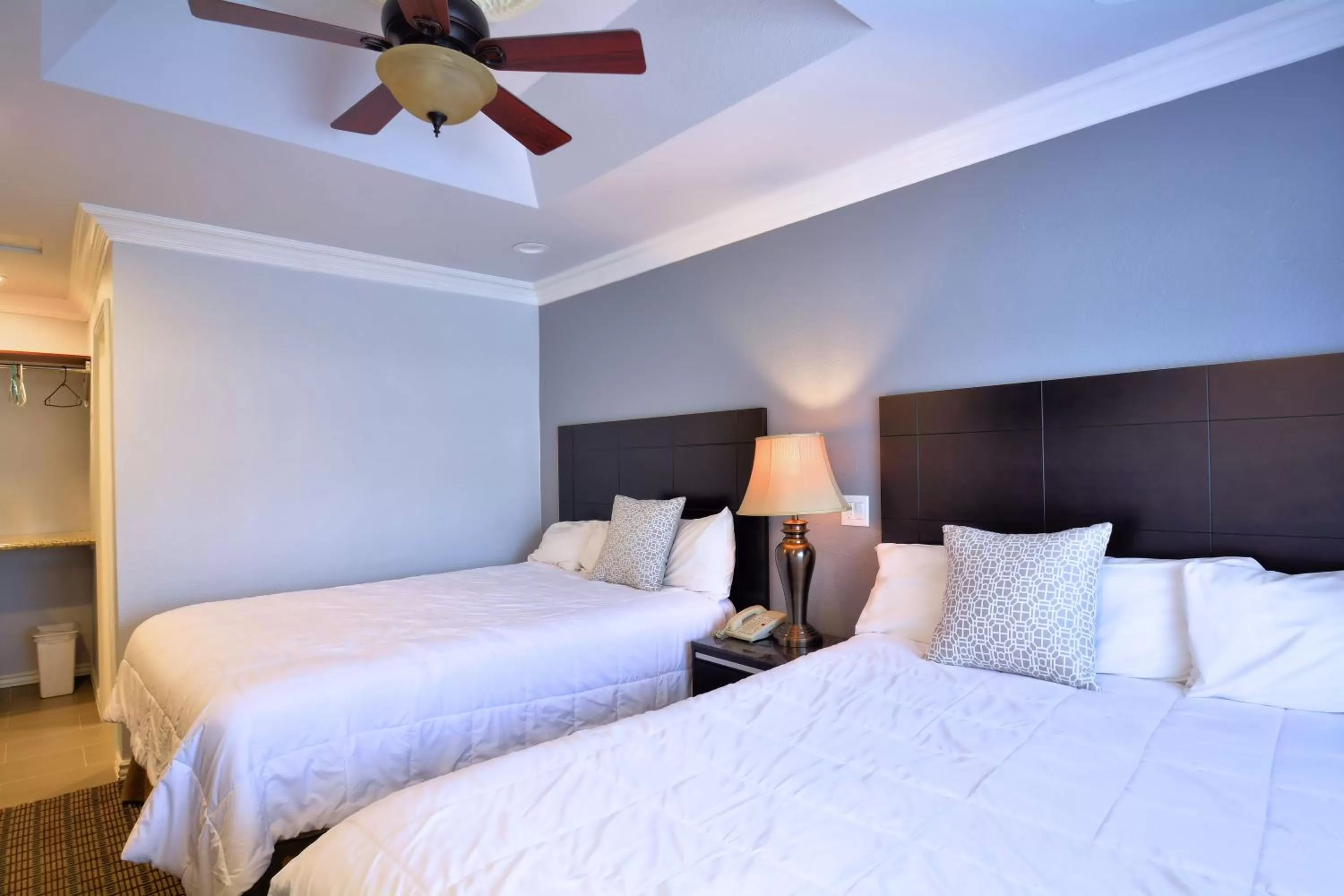 Bedroom, Bed in Crystal Lodge Motel