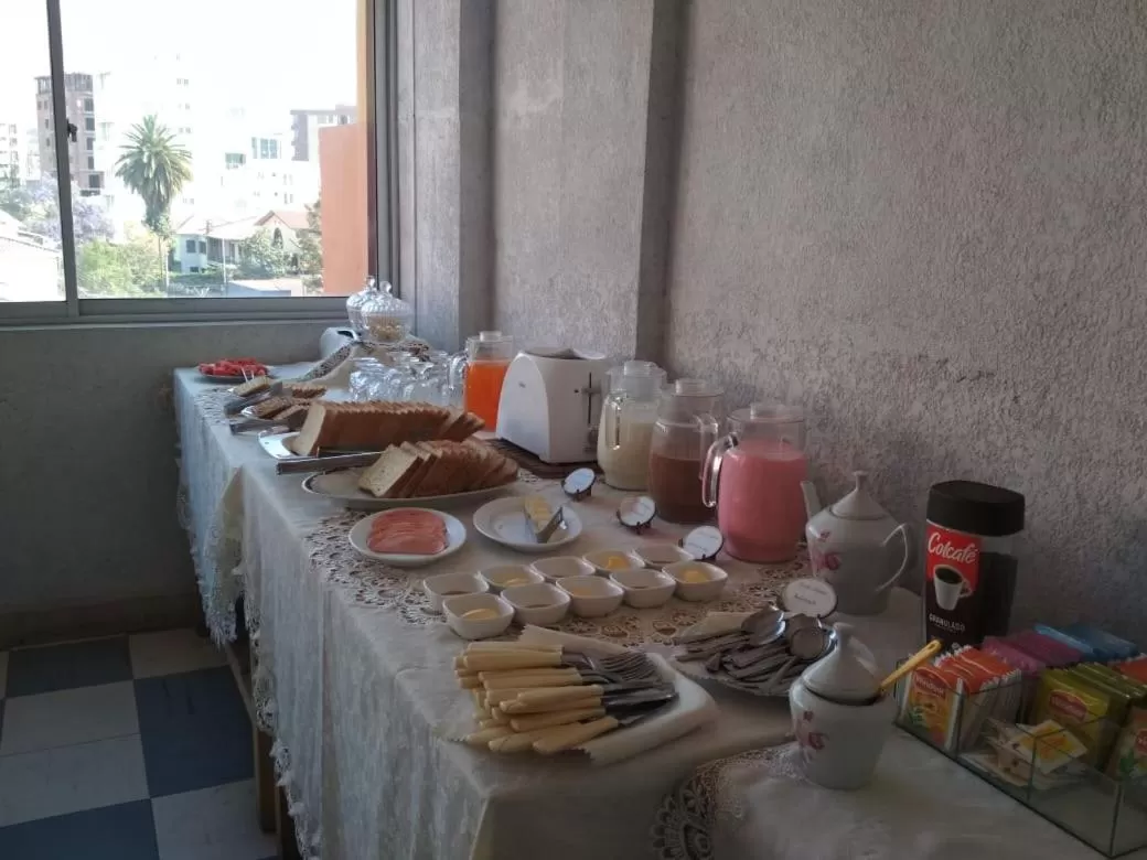 Breakfast in HOTEL MAISON FIORI (Plaza Colon)