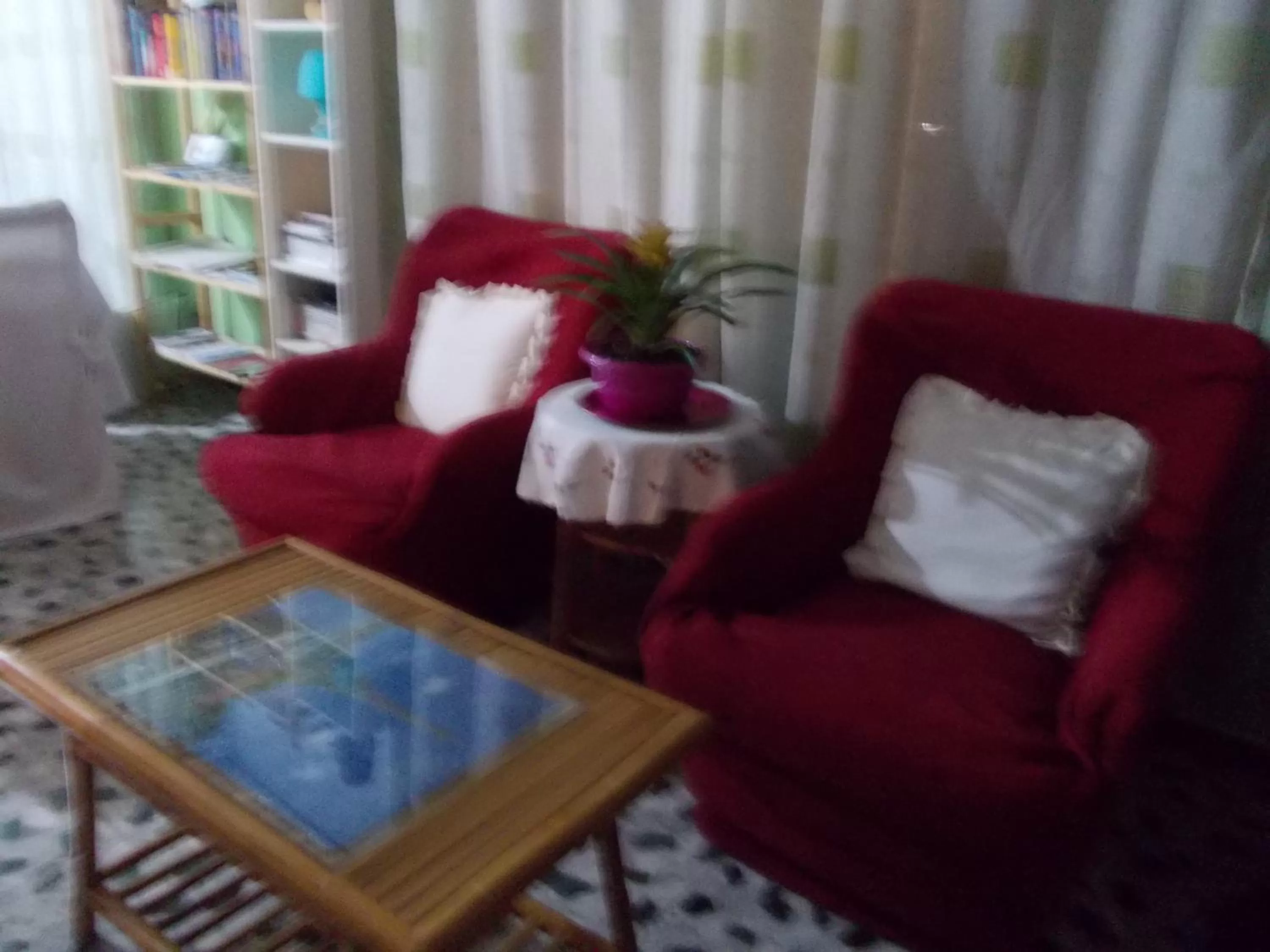 Communal lounge/ TV room in Travellers Lodge Bed & Rooms