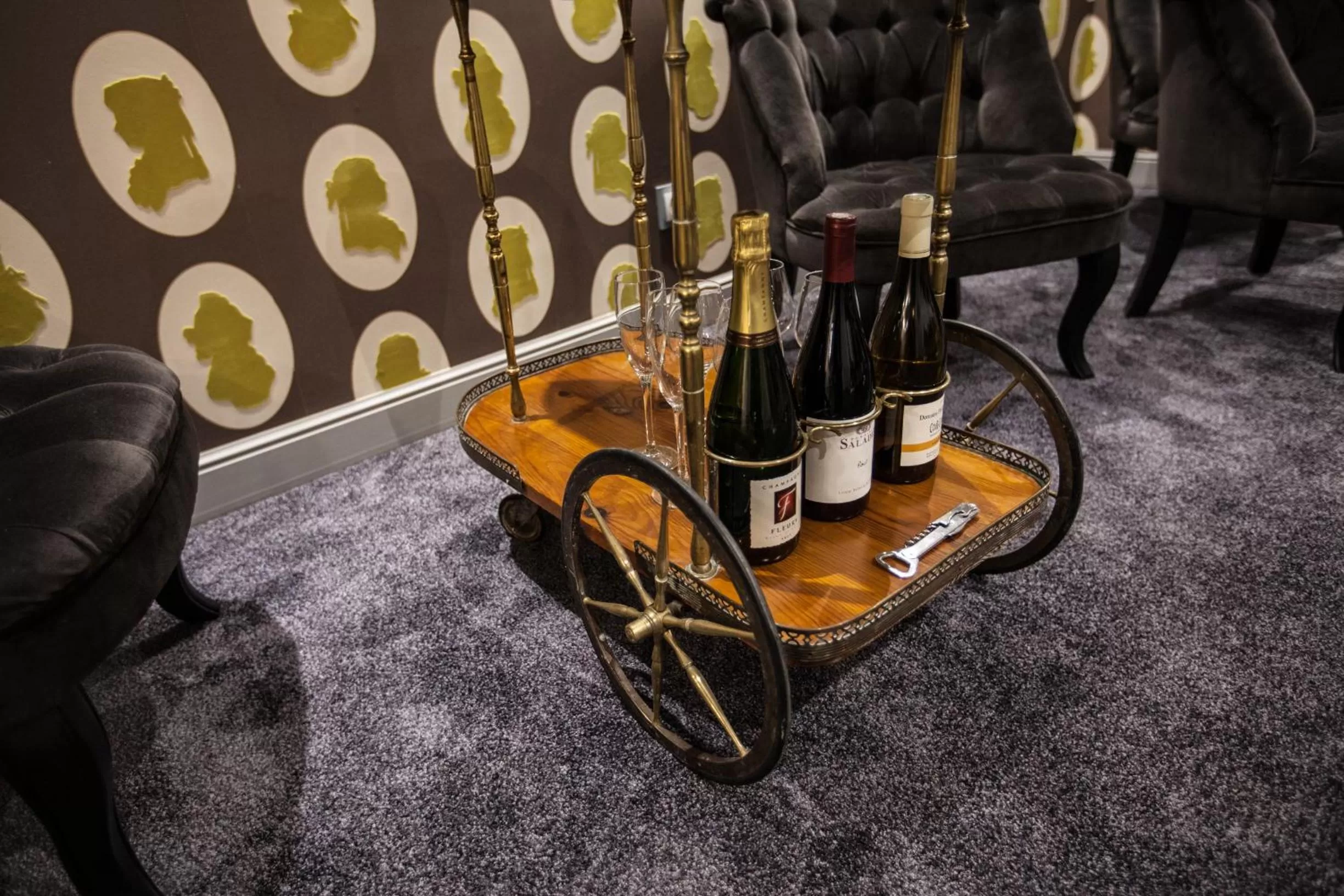 Lounge or bar in Le Mireille