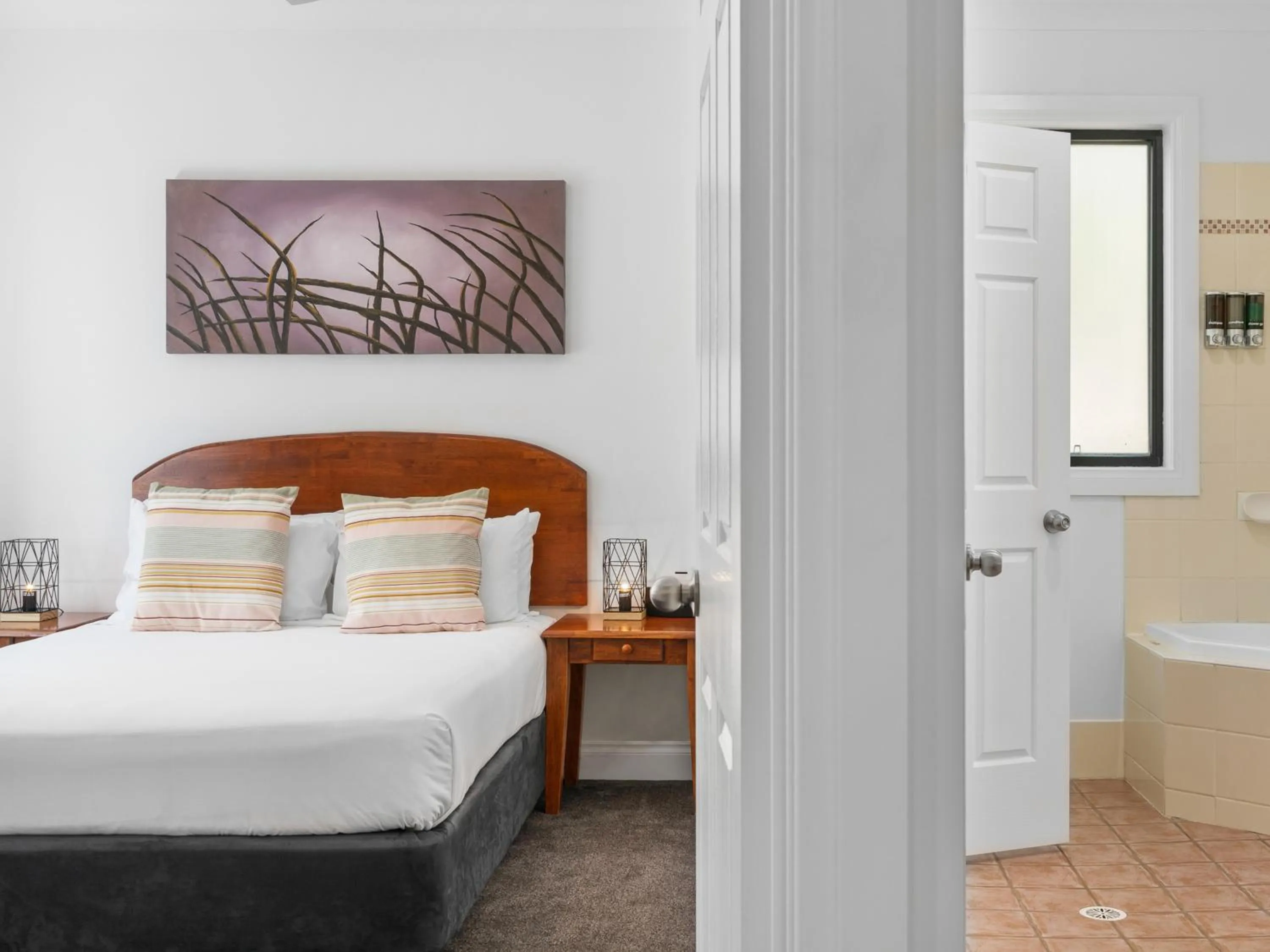 Bathroom, Bed in Leisure Inn Pokolbin Hill