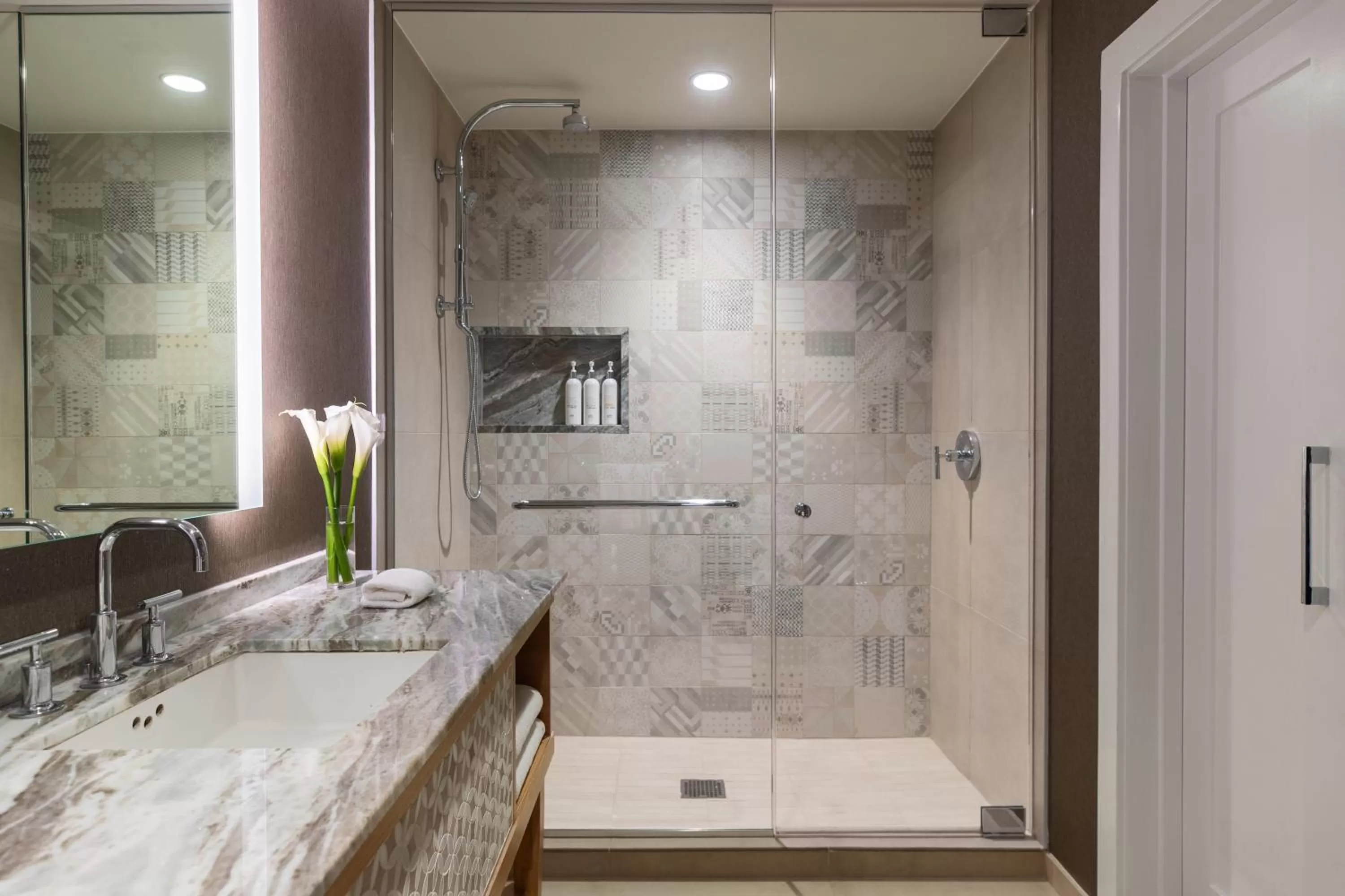 Photo of the whole room in L7 Chicago by LOTTE