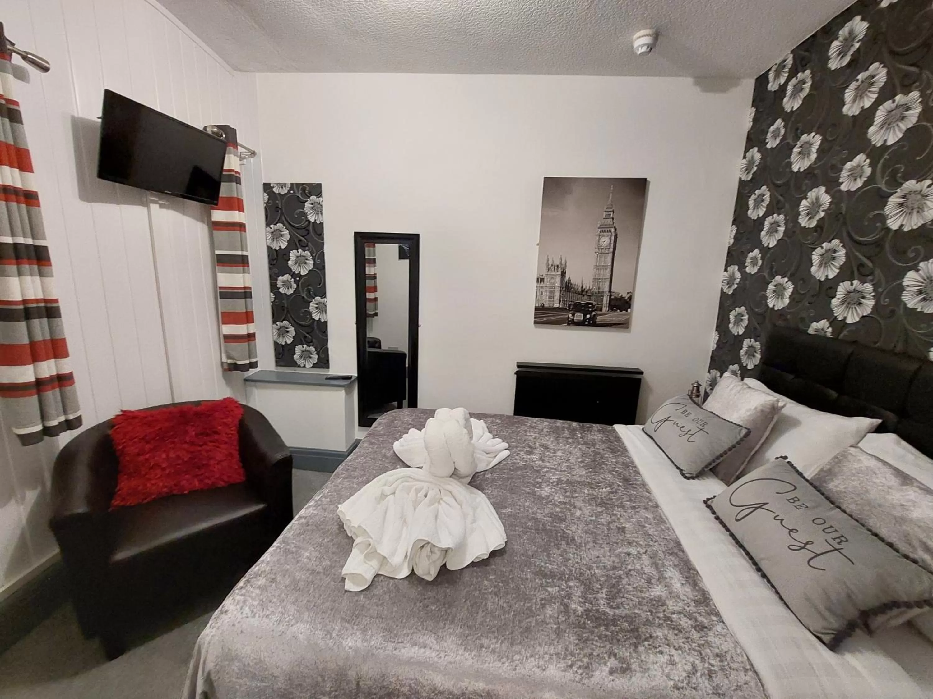 Bedroom, Bed in Kings Boutique Hotel