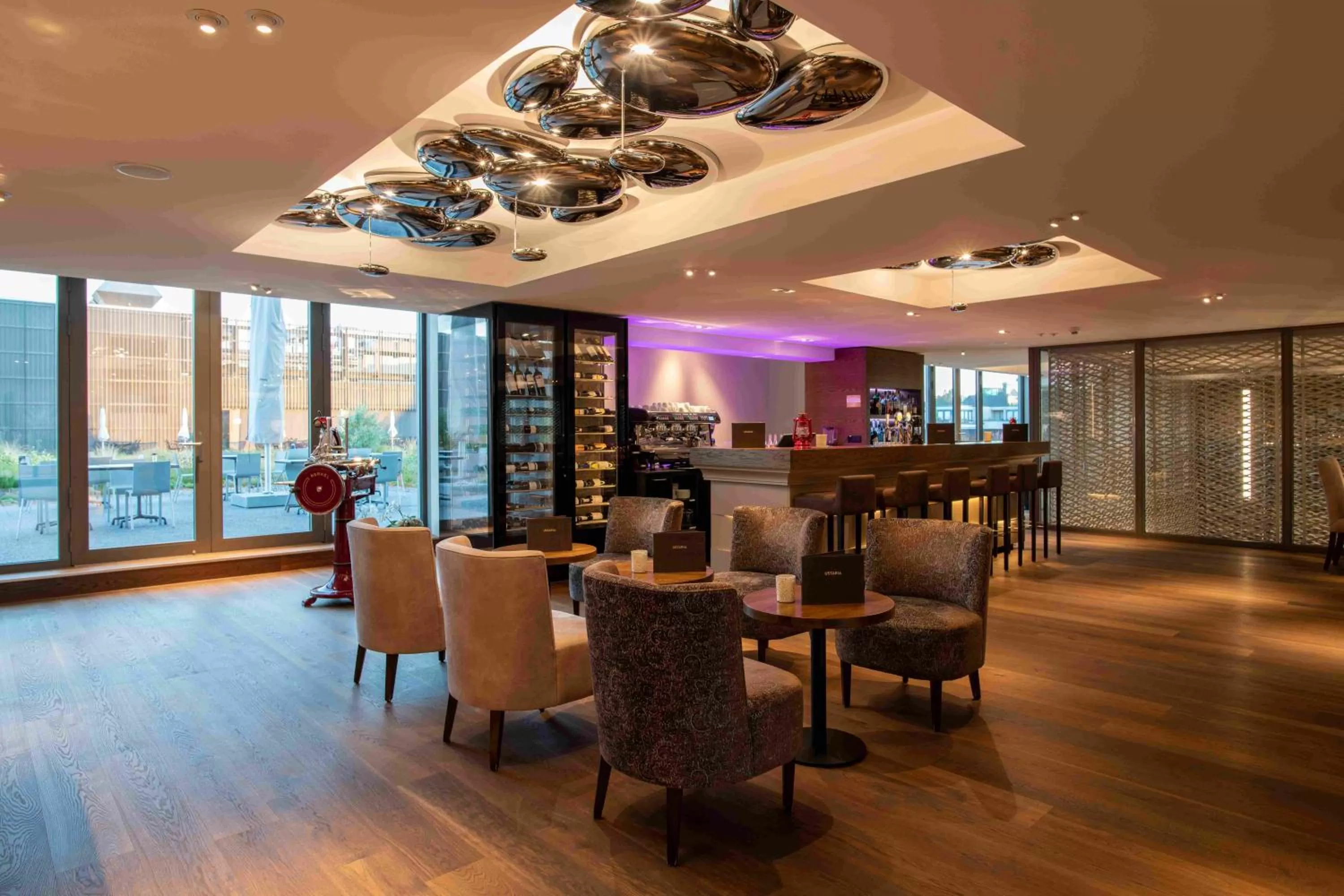 Lounge or bar in HOTEL illuster - Urban & Local