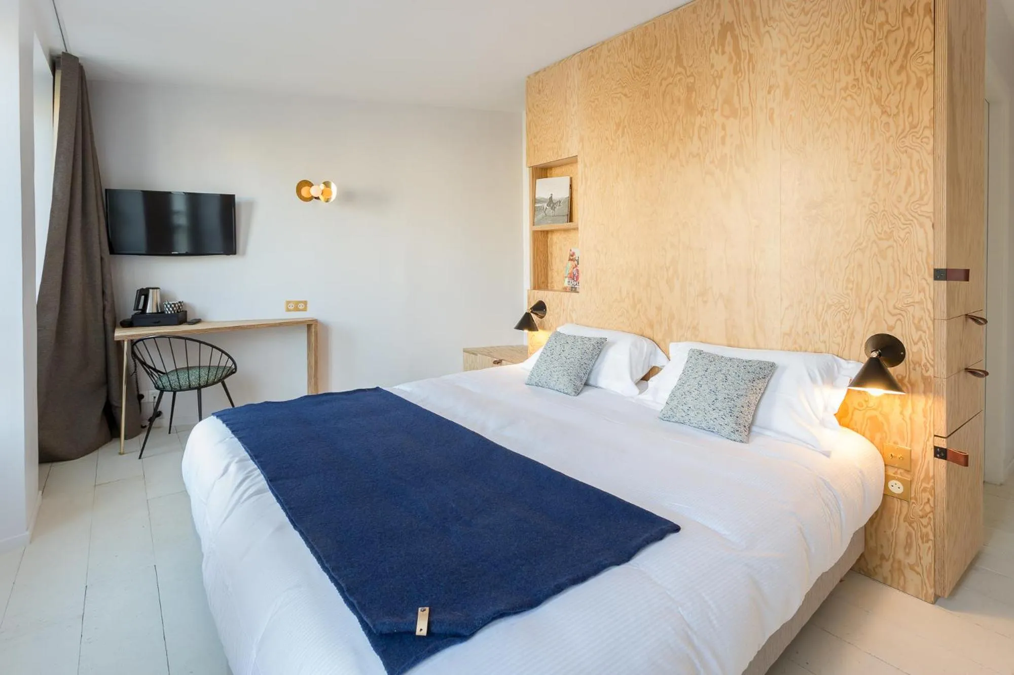 Photo of the whole room, Bed in Hôtel Montholon