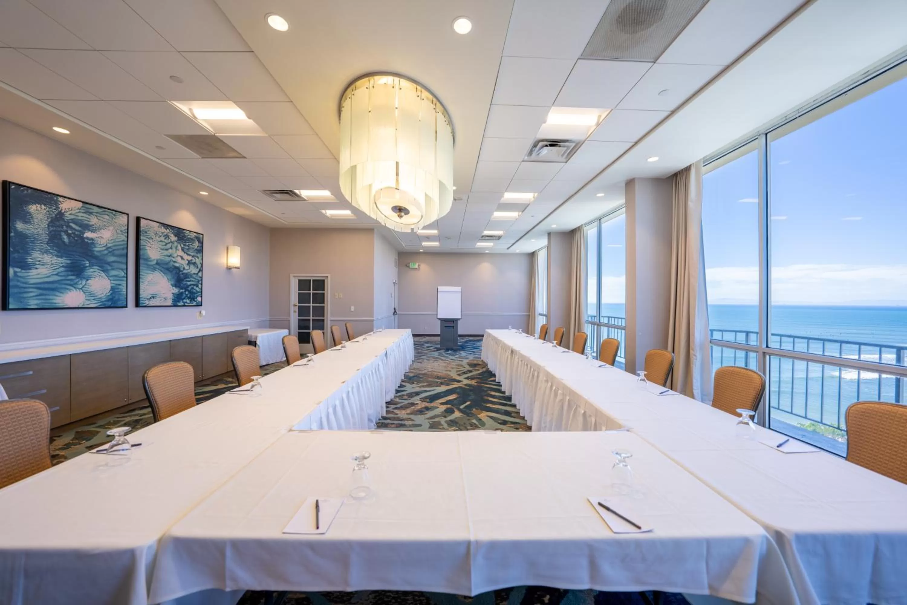 Meeting/conference room in Crowne Plaza Ventura Beach by IHG