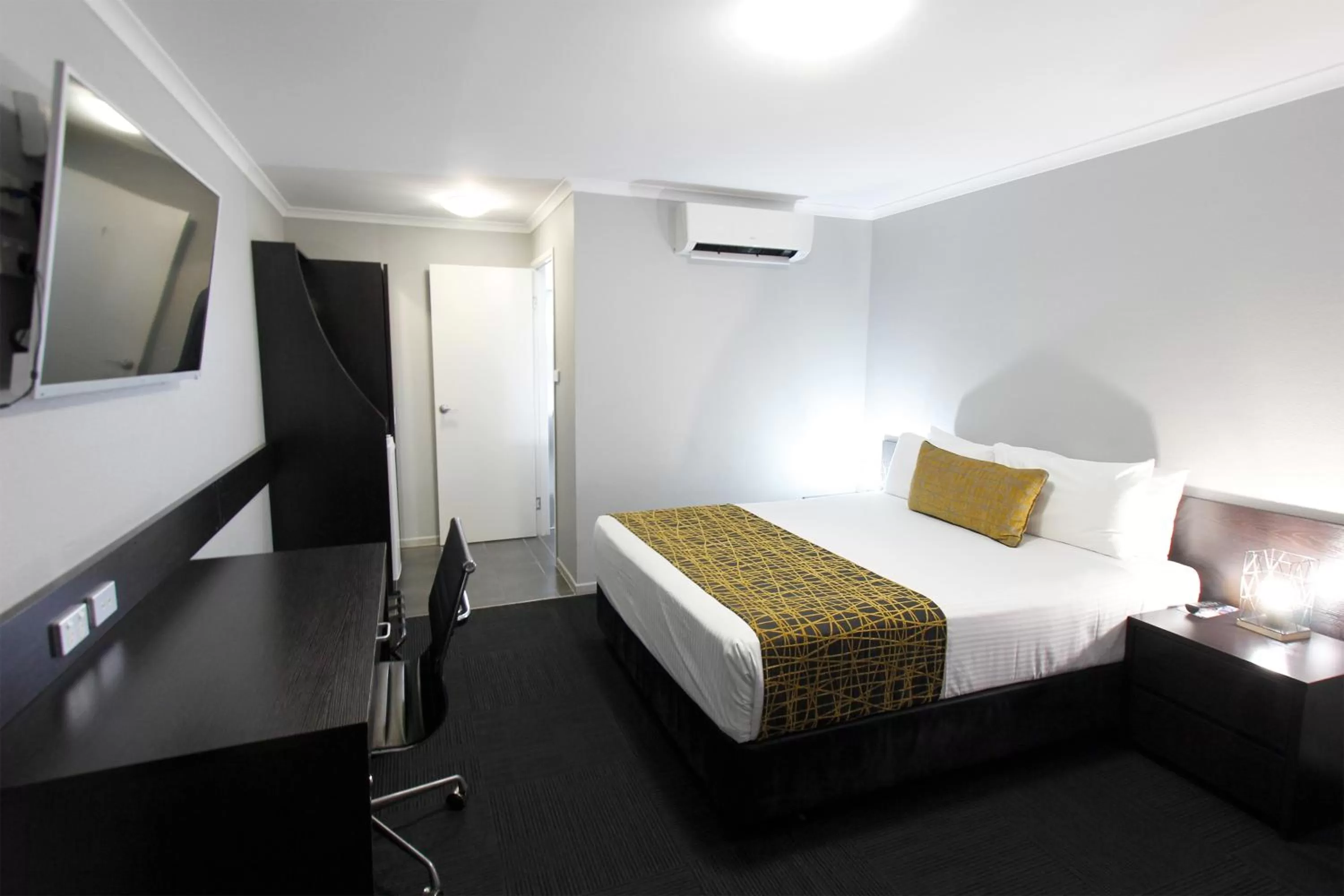 Bed in The Stirling Motel