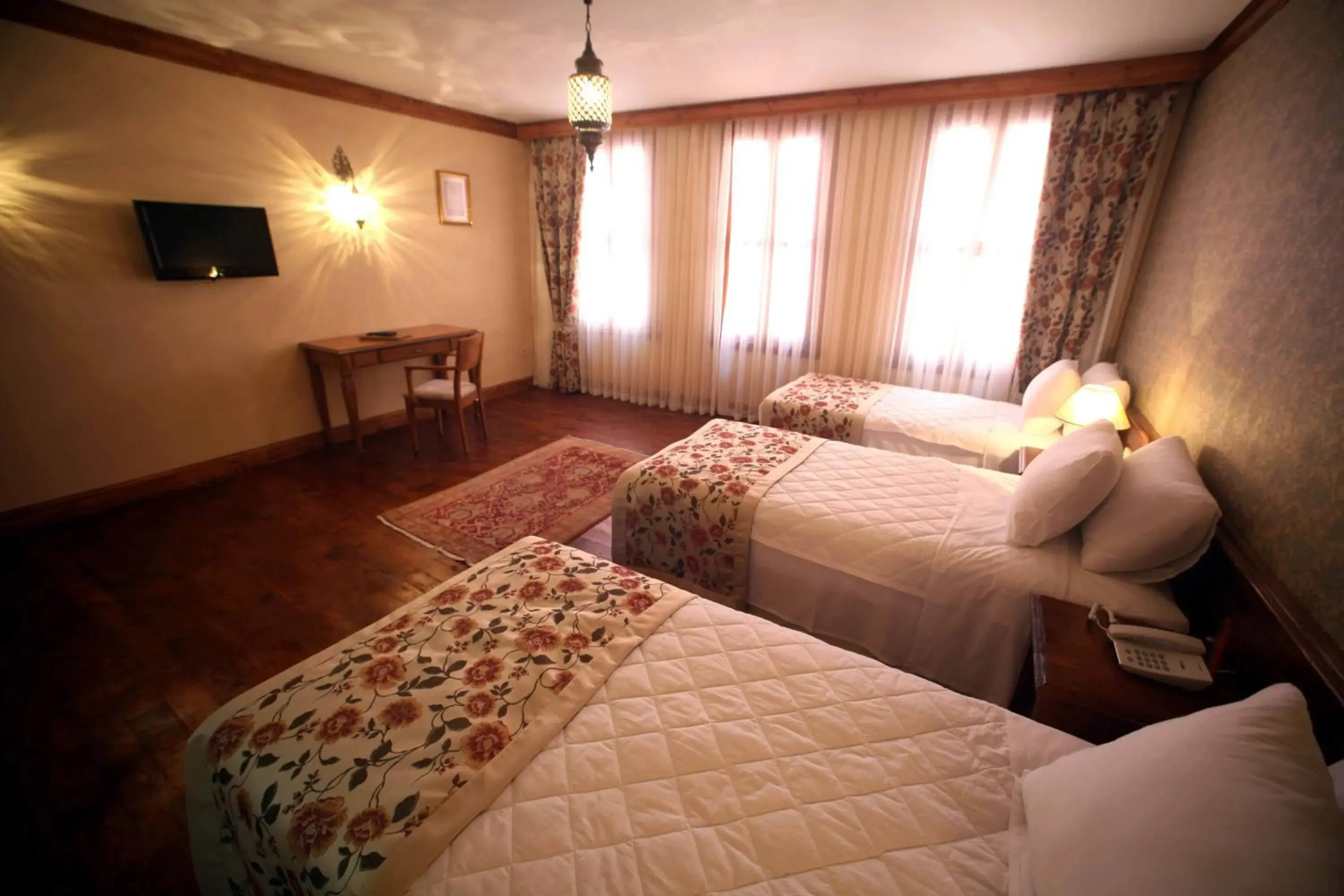 Standard Triple Room in Lalinn Hotel Standard Triple Room in Lalinn Hotel