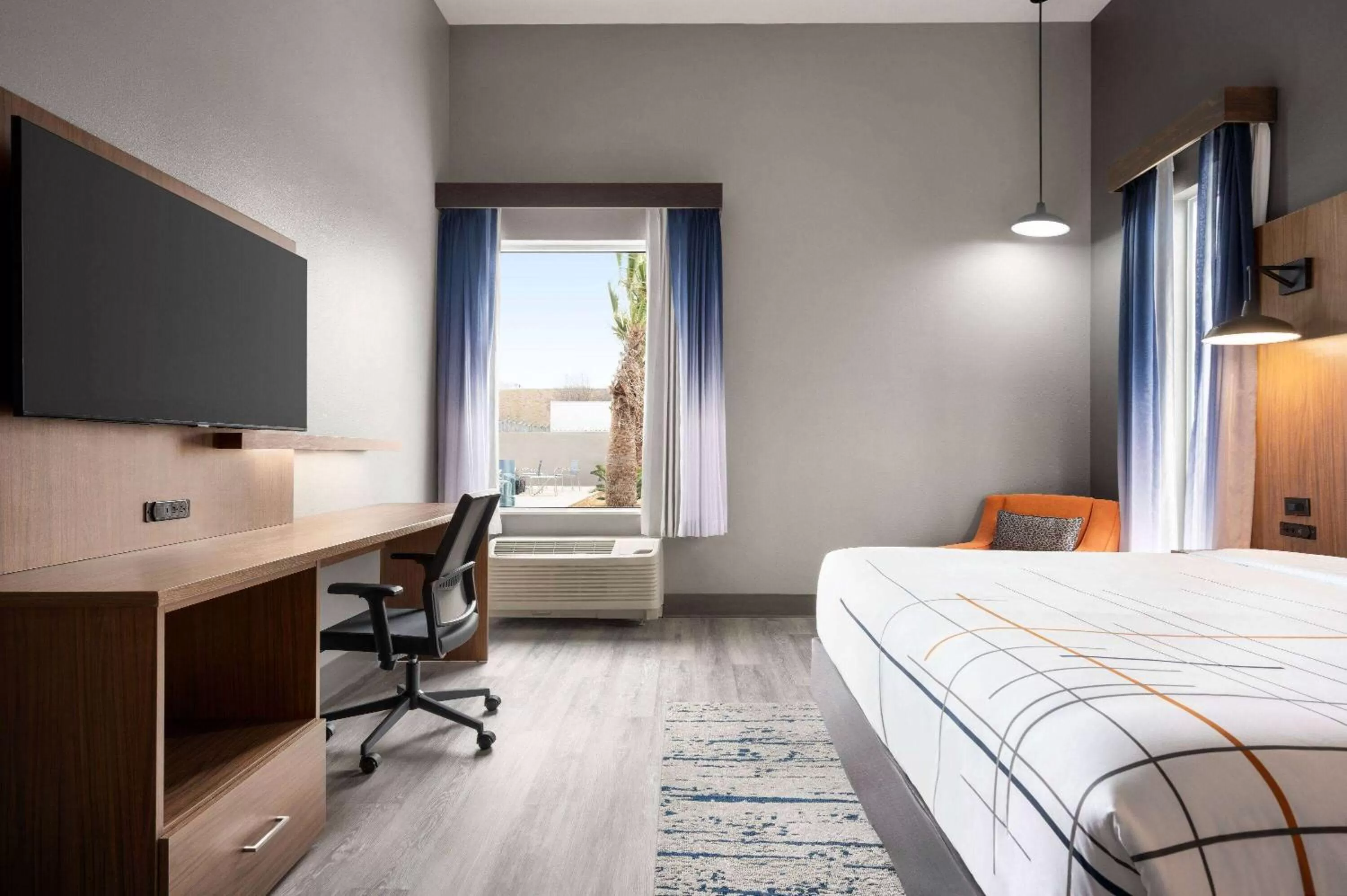 Photo of the whole room, Bed in La Quinta Inn & Suites by Wyndham Del Rio