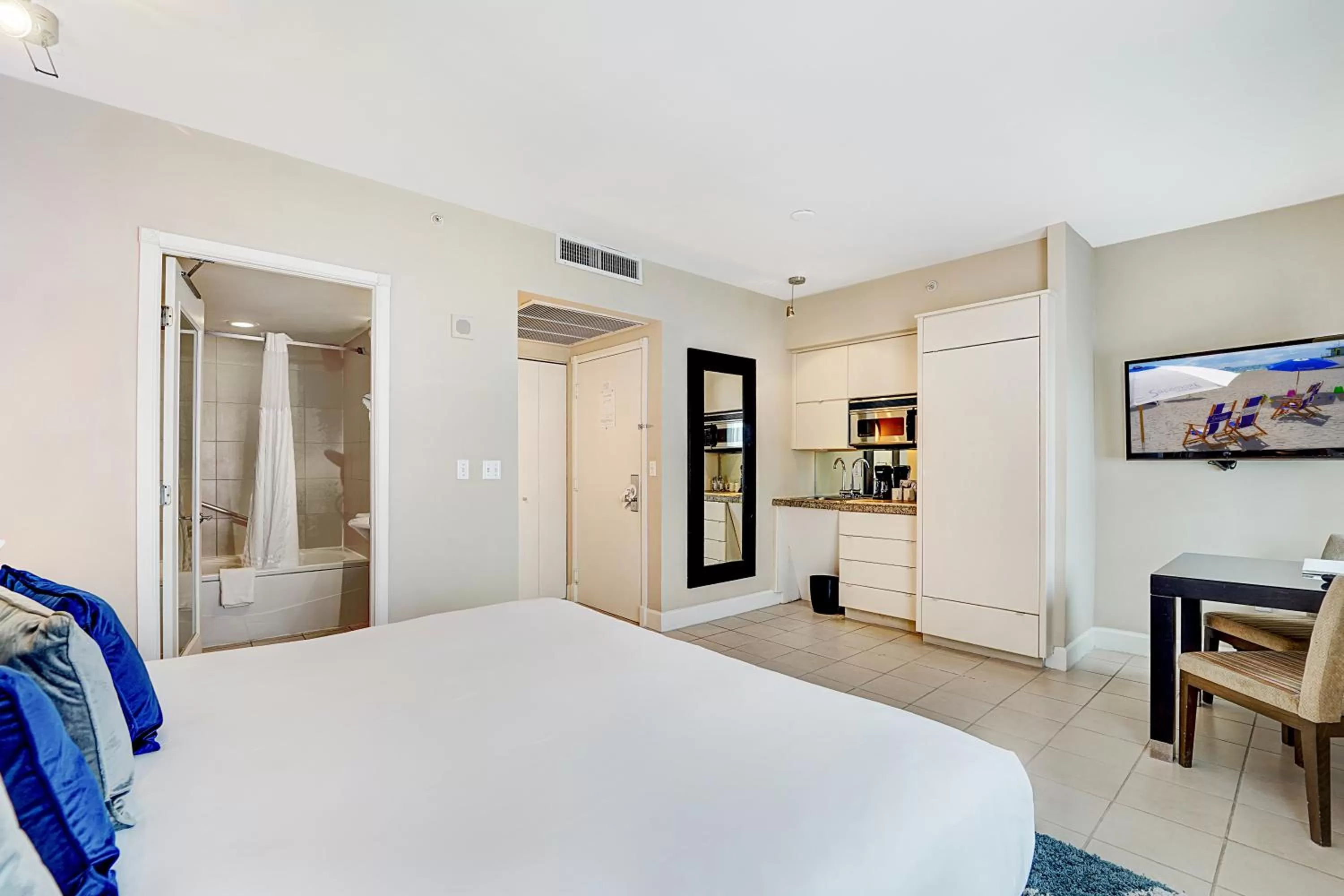 Photo of the whole room, Bed in The Sagamore Hotel South Beach