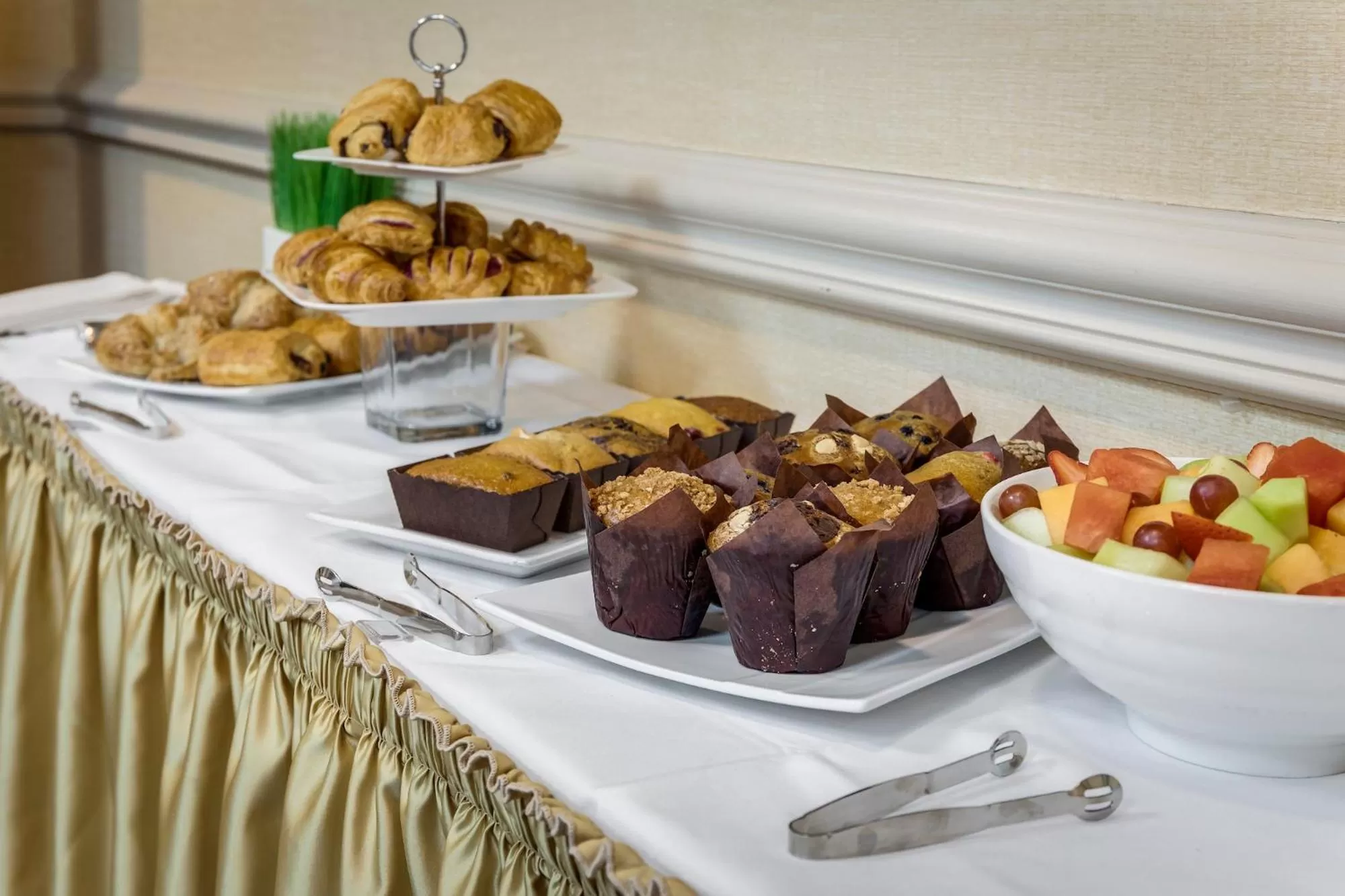 Breakfast in Monte Carlo Inn Airport Suites