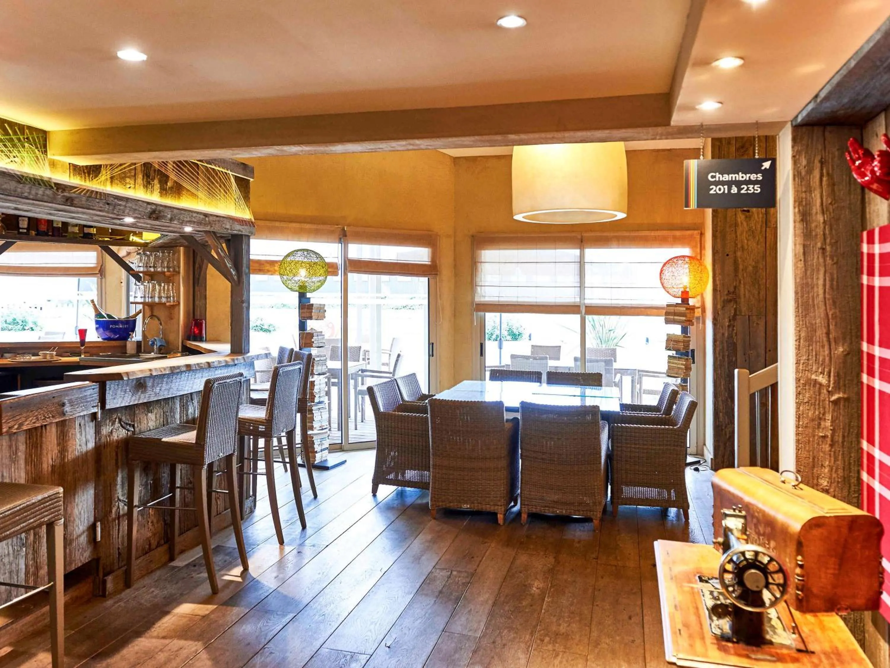 Lounge or bar in ibis Styles Cholet