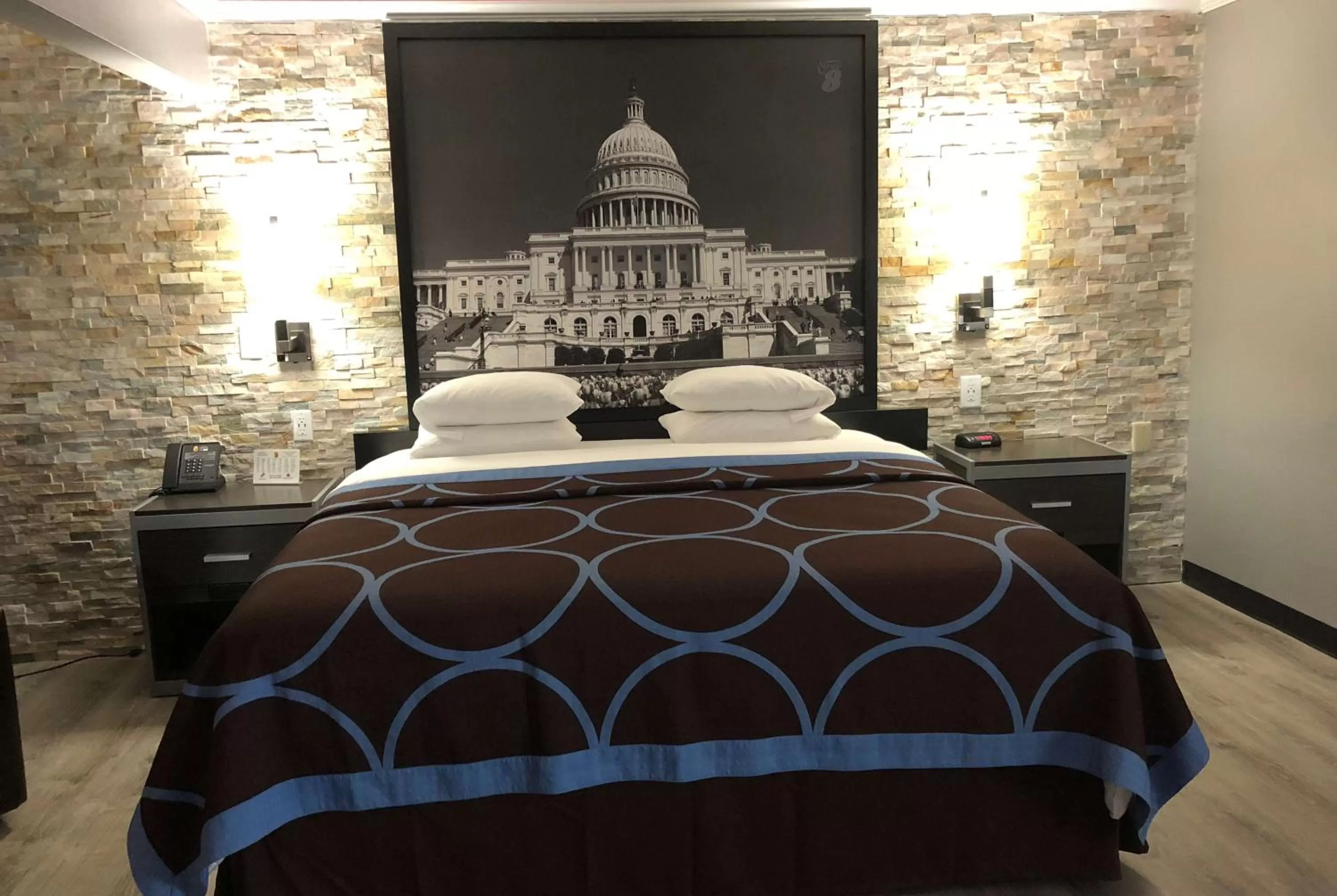 Photo of the whole room, Bed in Super 8 by Wyndham Moberly MO