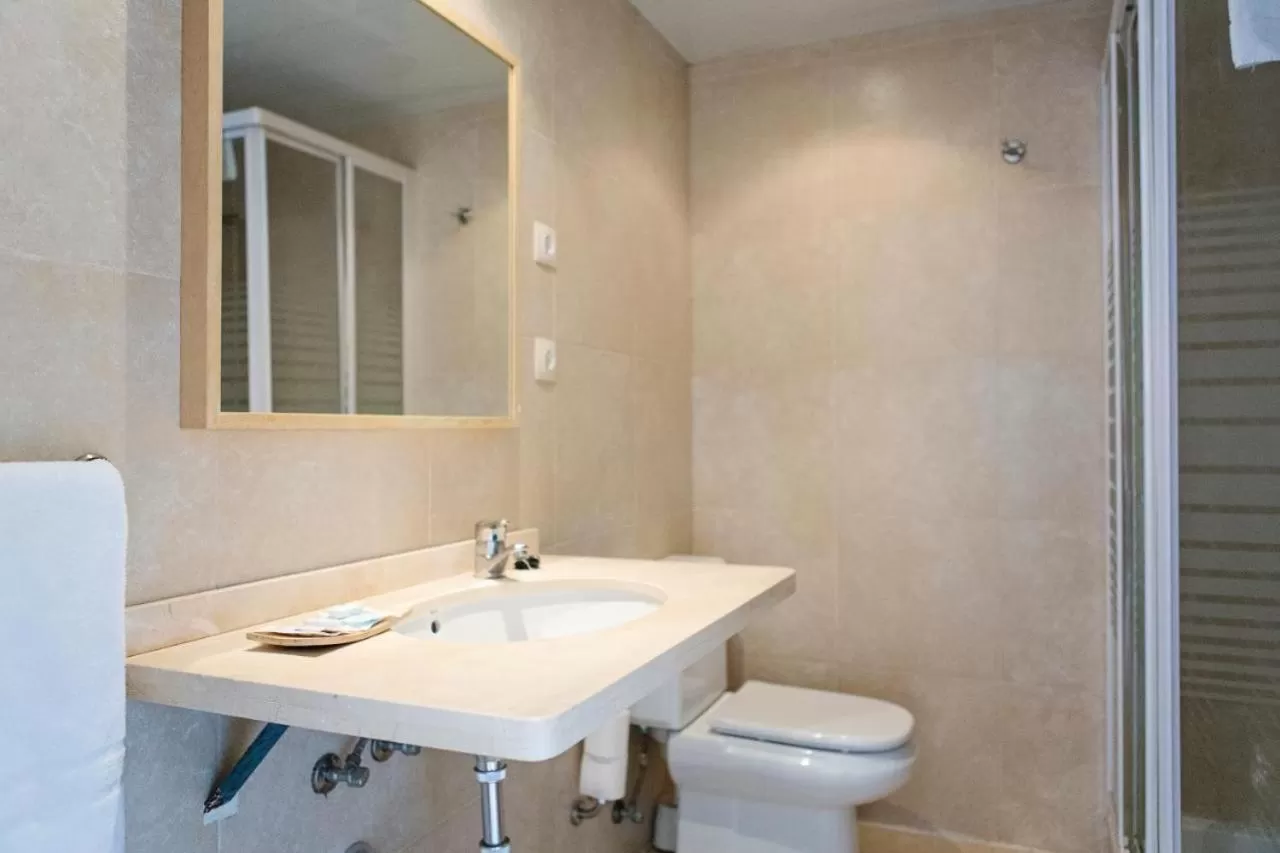 Bathroom in Hotel Eliseos