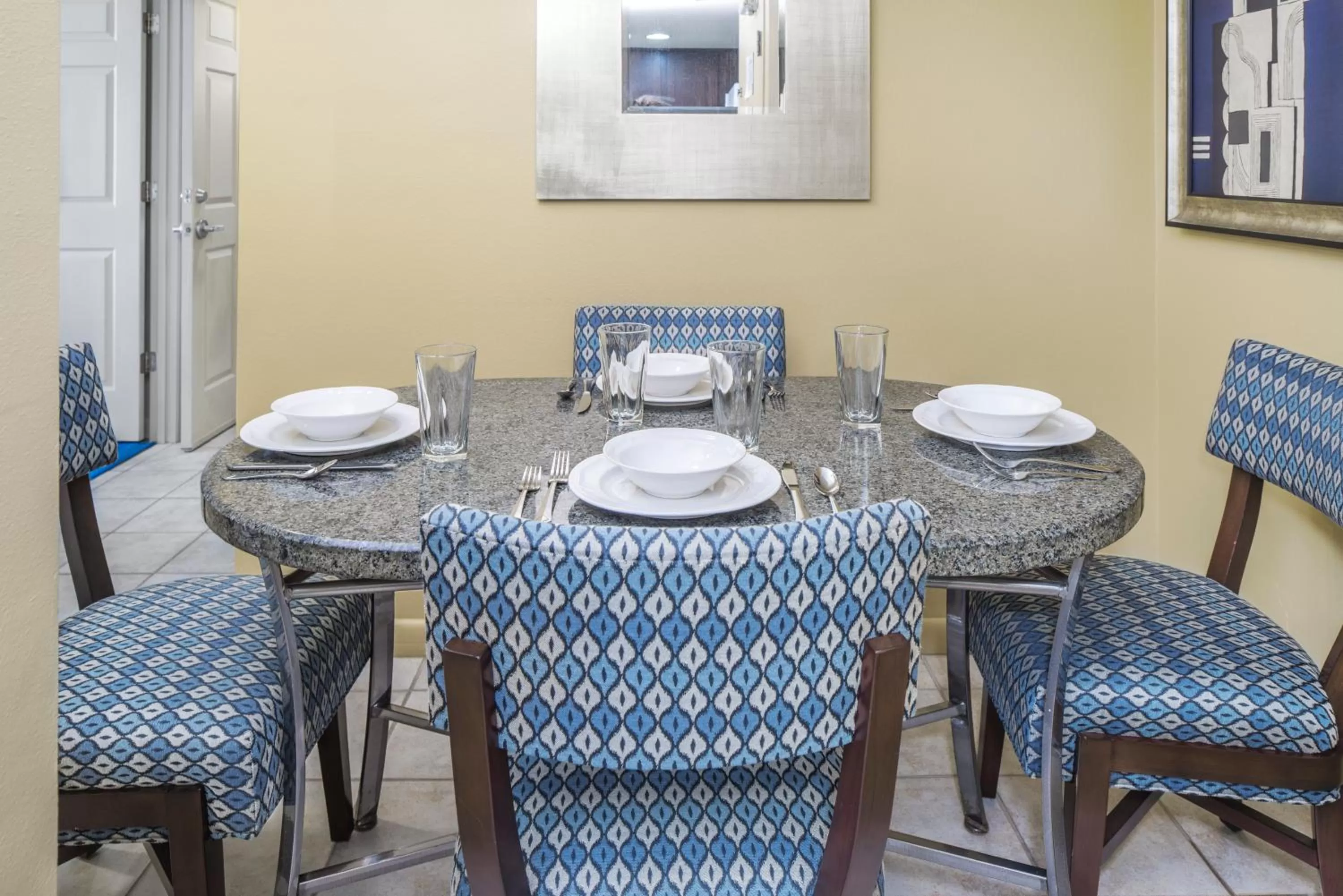 Dining area in Hilton Vacation Club Daytona Beach Regency