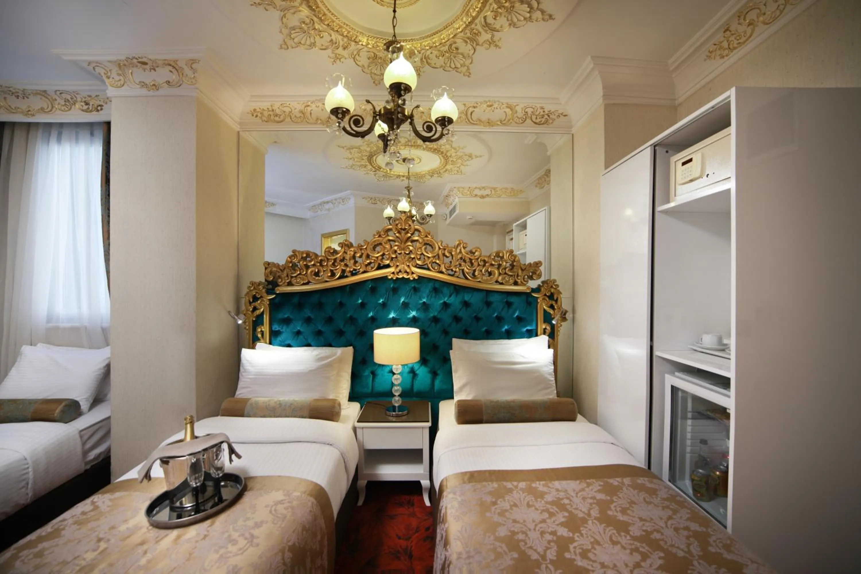 Photo of the whole room, Bed in White Monarch Hotel