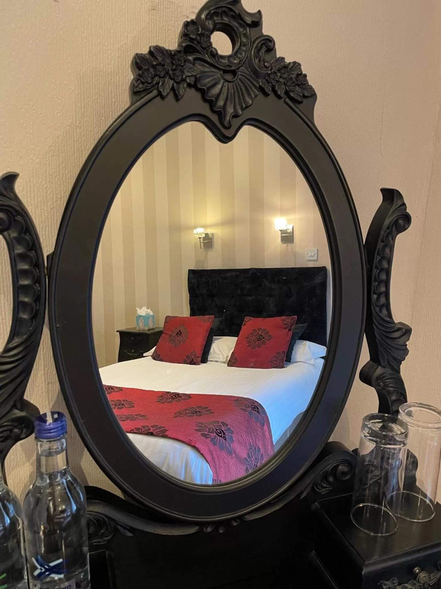 Bed in The Original Rosslyn Inn