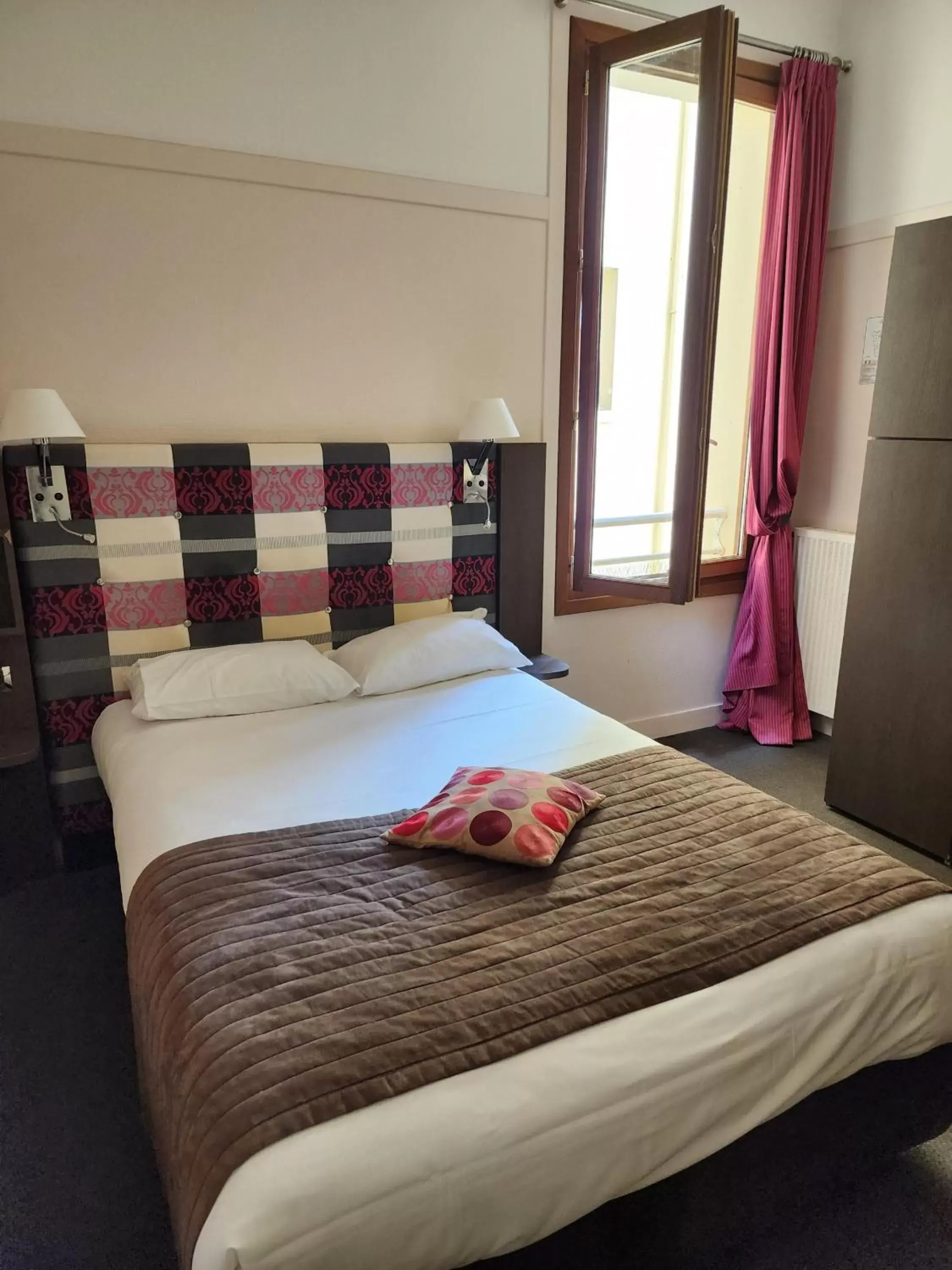 Budget Double Room with Courtyard View in Hotel Des Bains Budget Double Room with Courtyard View in Hotel Des Bains